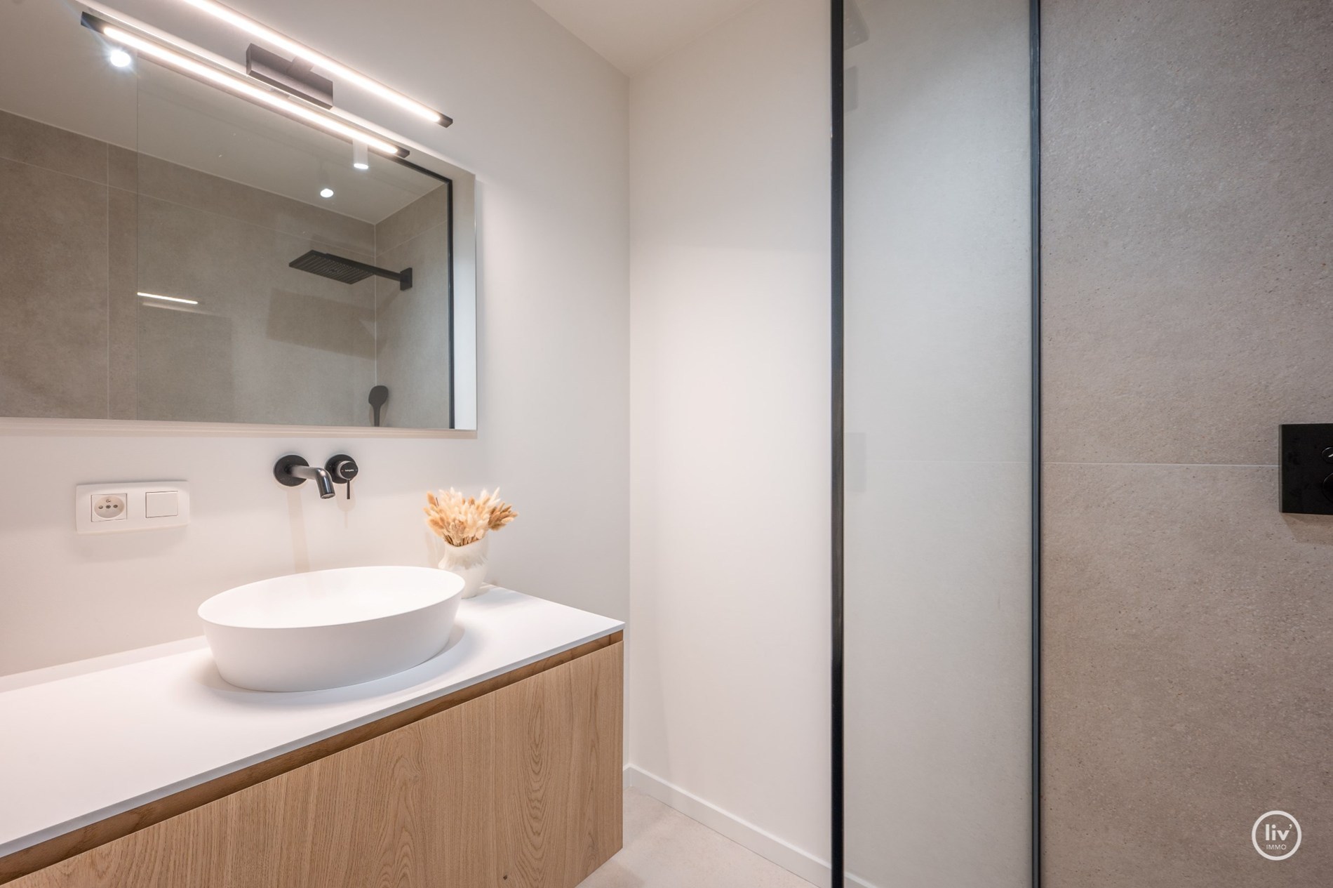 Schitterend gerenoveerd appartement, rustig gelegen, nabij de Lippenslaan en vlakbij de zee te Knokke. 