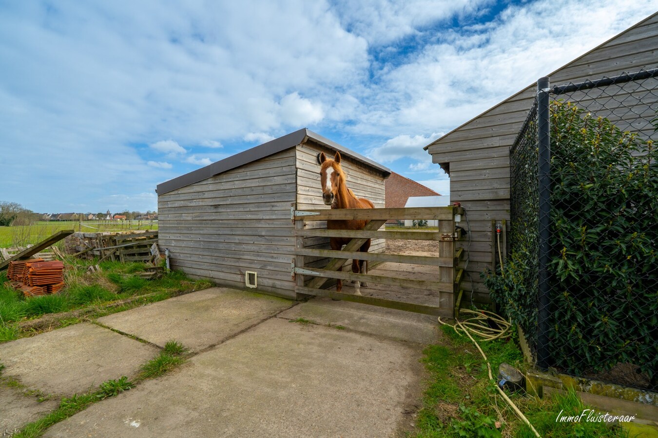 Bouwgrond voor HOB met aanpalende weide nabij het centrum van Hoogstraten 