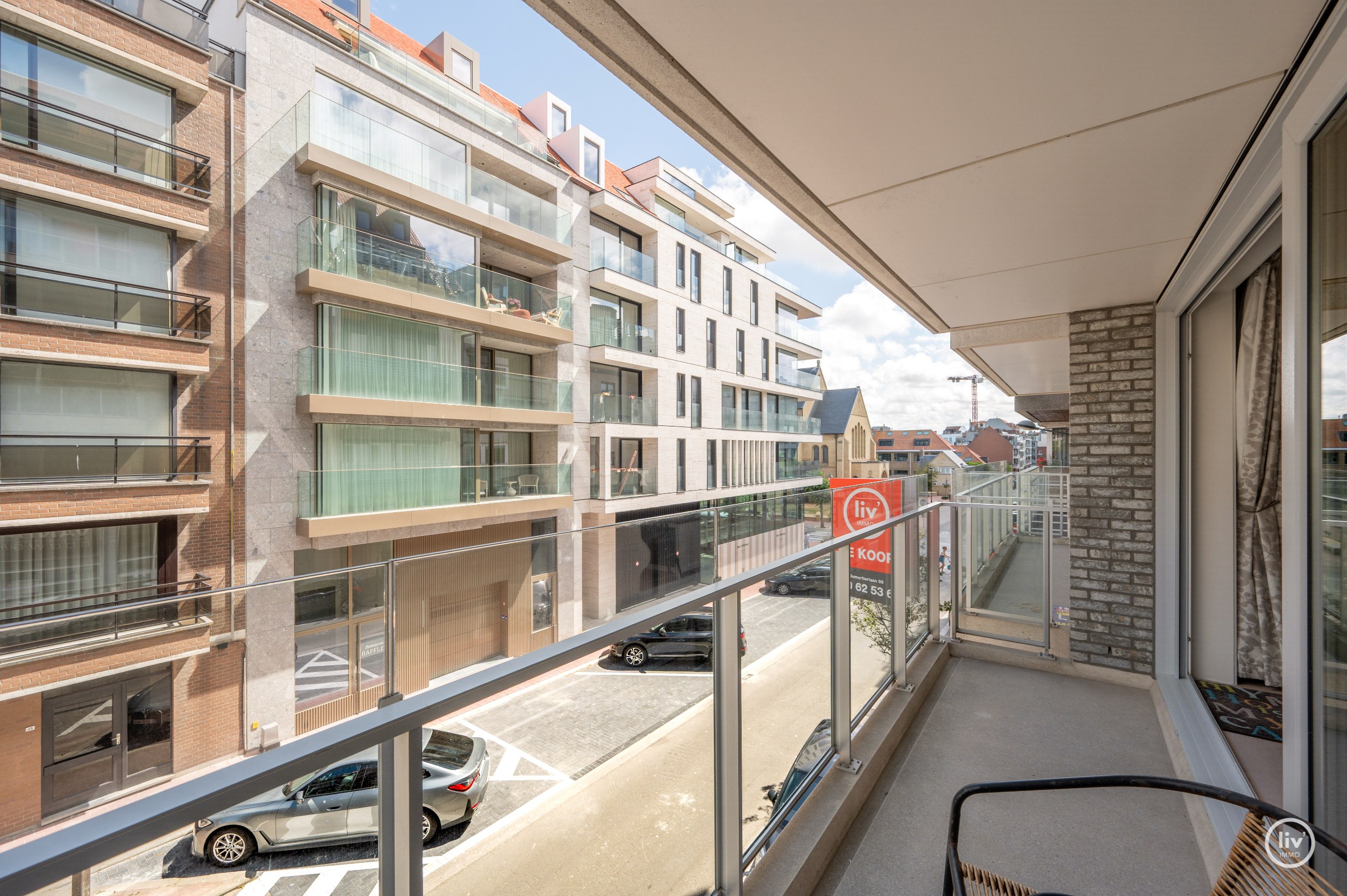 Ruim en récent (2011) appartement met 2 volwaardige slaapkamers op een topligging vlakbij de Dumortierlaan te Knokke. 