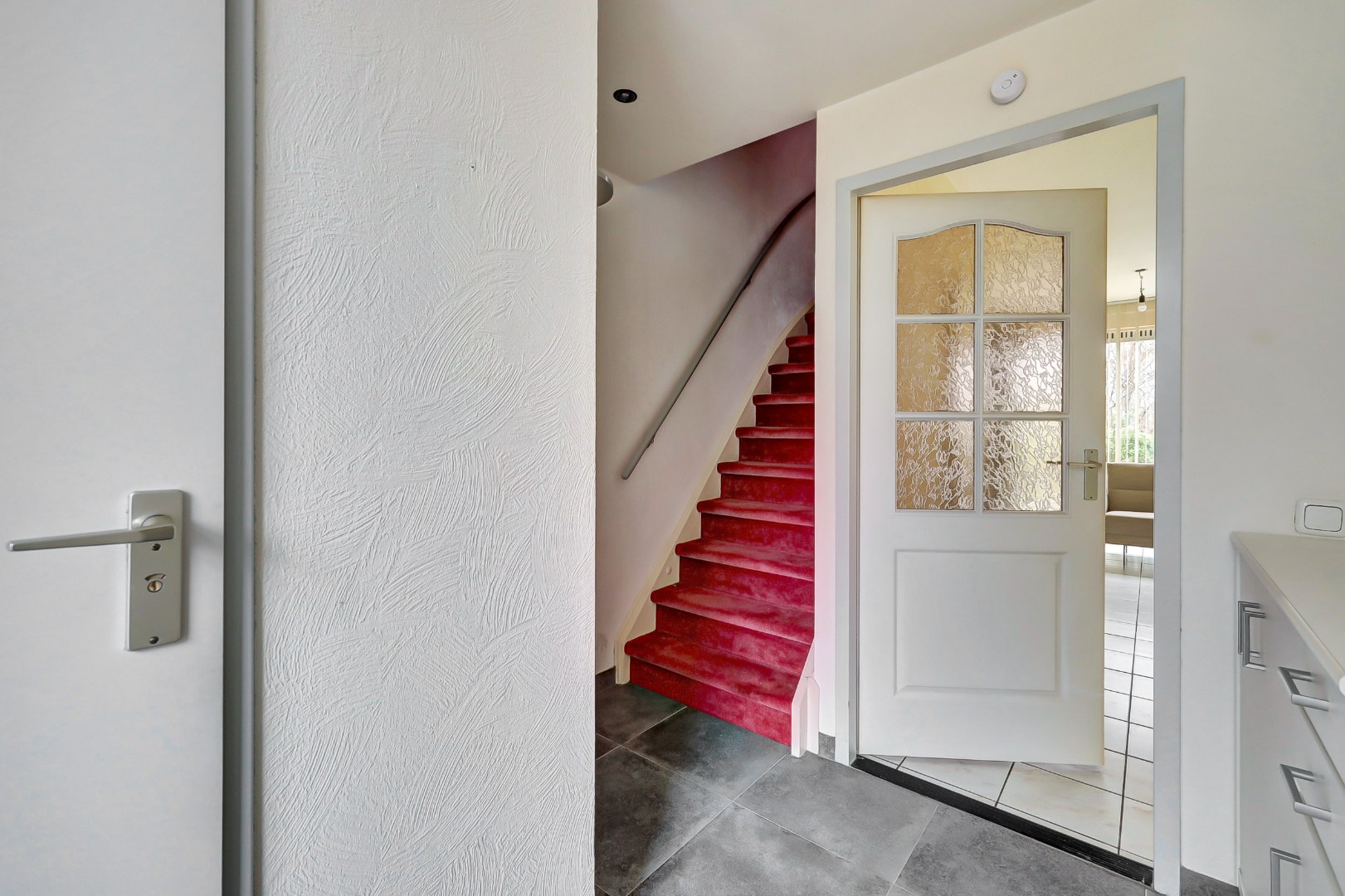 Ruime en lichte 2-onder-1-kap woning met parkeerplaats, garage, 3 slaapkamers, en zonnige tuin op het zuidwesten direct aan het water 