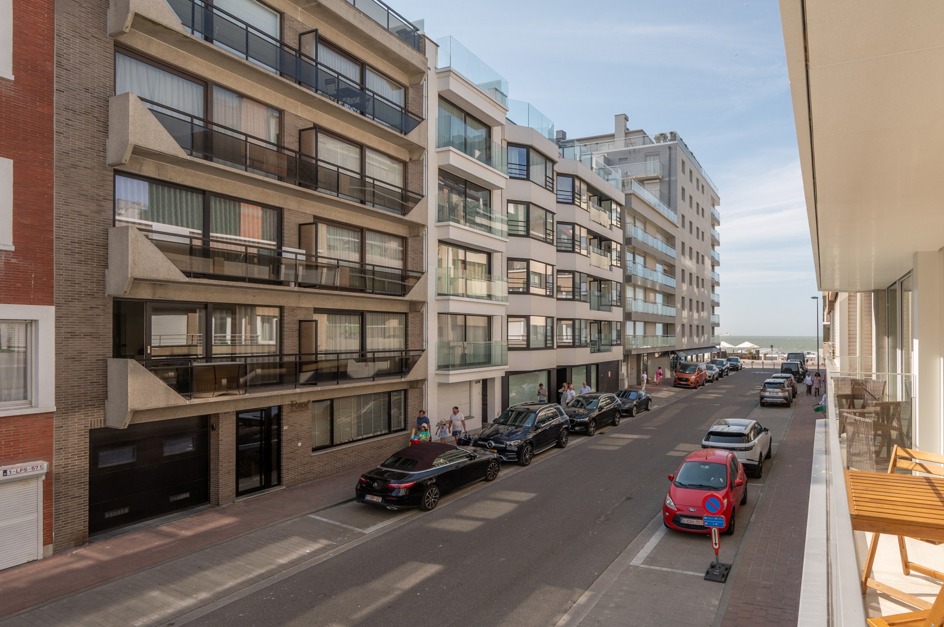 Appartement rénové de haut standing situé du côté ouest avec vue latérale sur la mer. 