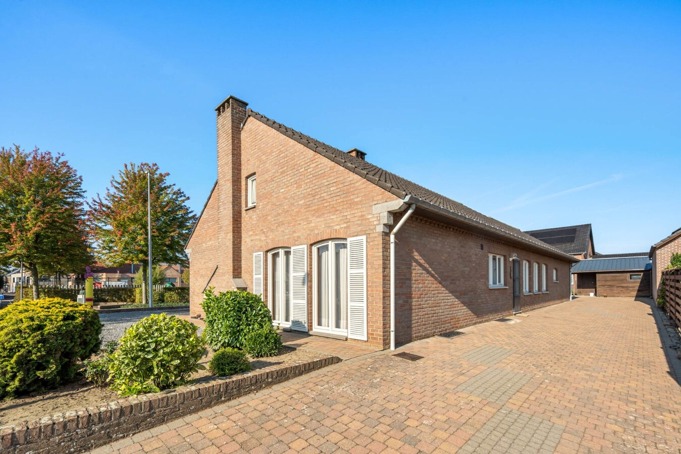 Gelijkvloerse, verzorgde woning gelegen op een perceel van 6a37ca, vlakbij het centrum, scholen, wandel- en fietsroutes 