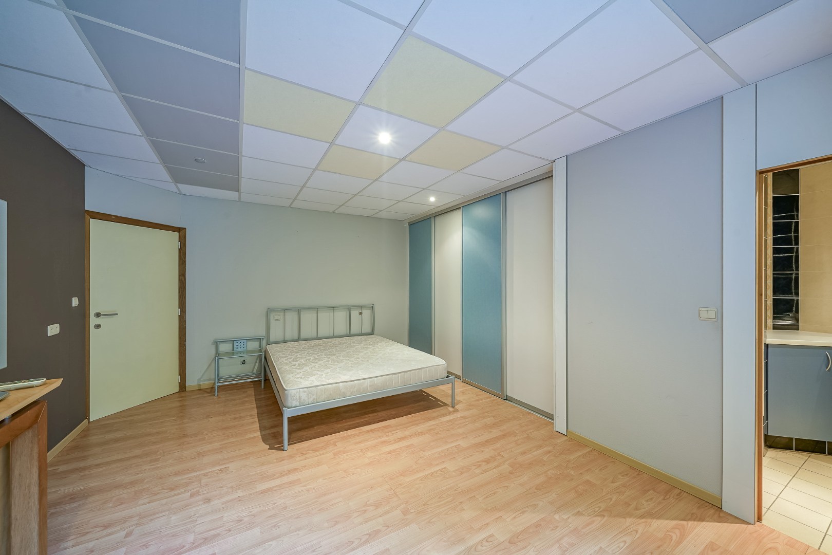 Winkelruimte met magazijn en woonst te Oostende 