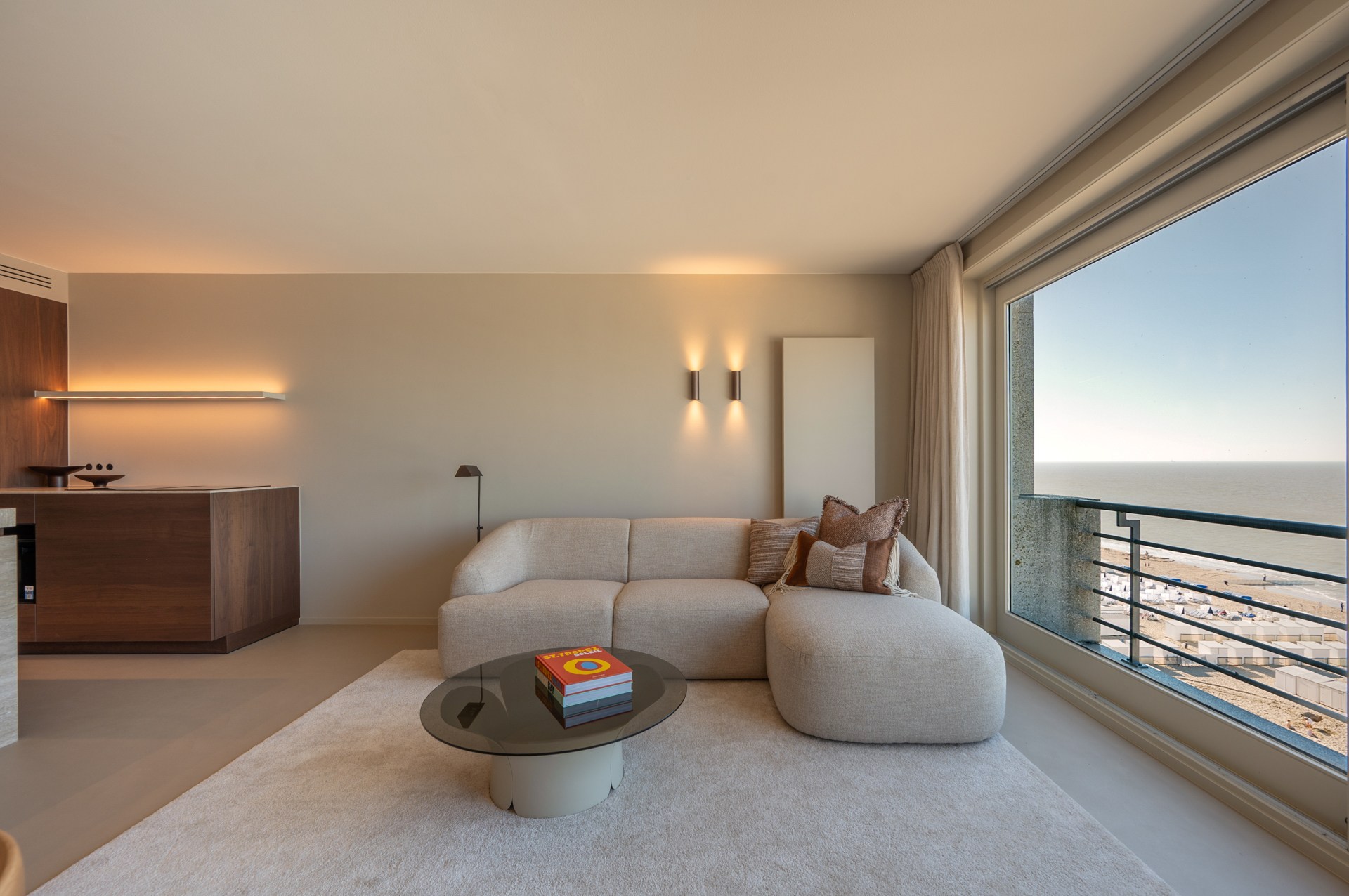 Prachtig gerenoveerd en instapklaar appartement met 3 slaapkamers en frontaal zeezicht, gelegen in een prestigieuze residentie op de zeedijk in het Zoute. 