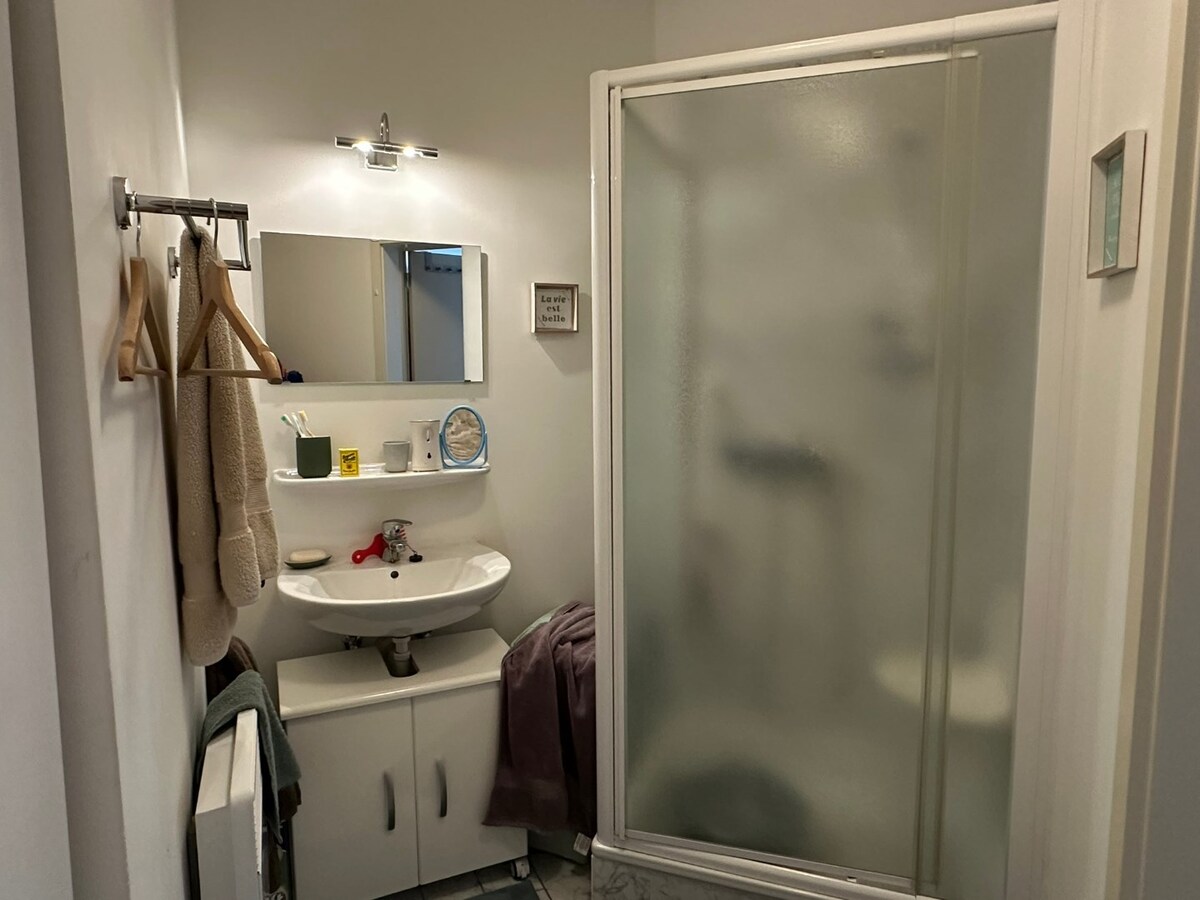 Lichtrijke serviceflat met zonnig terras, privé parking 