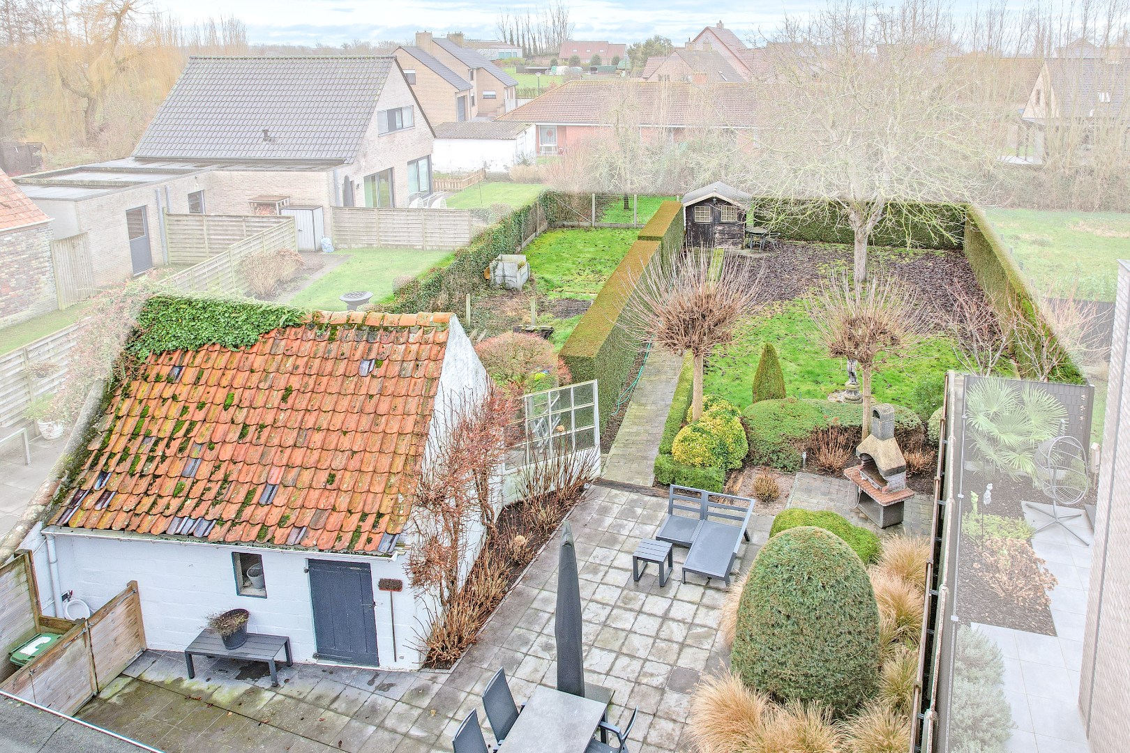 Ruime woning met zongerichte tuin op 554m². 