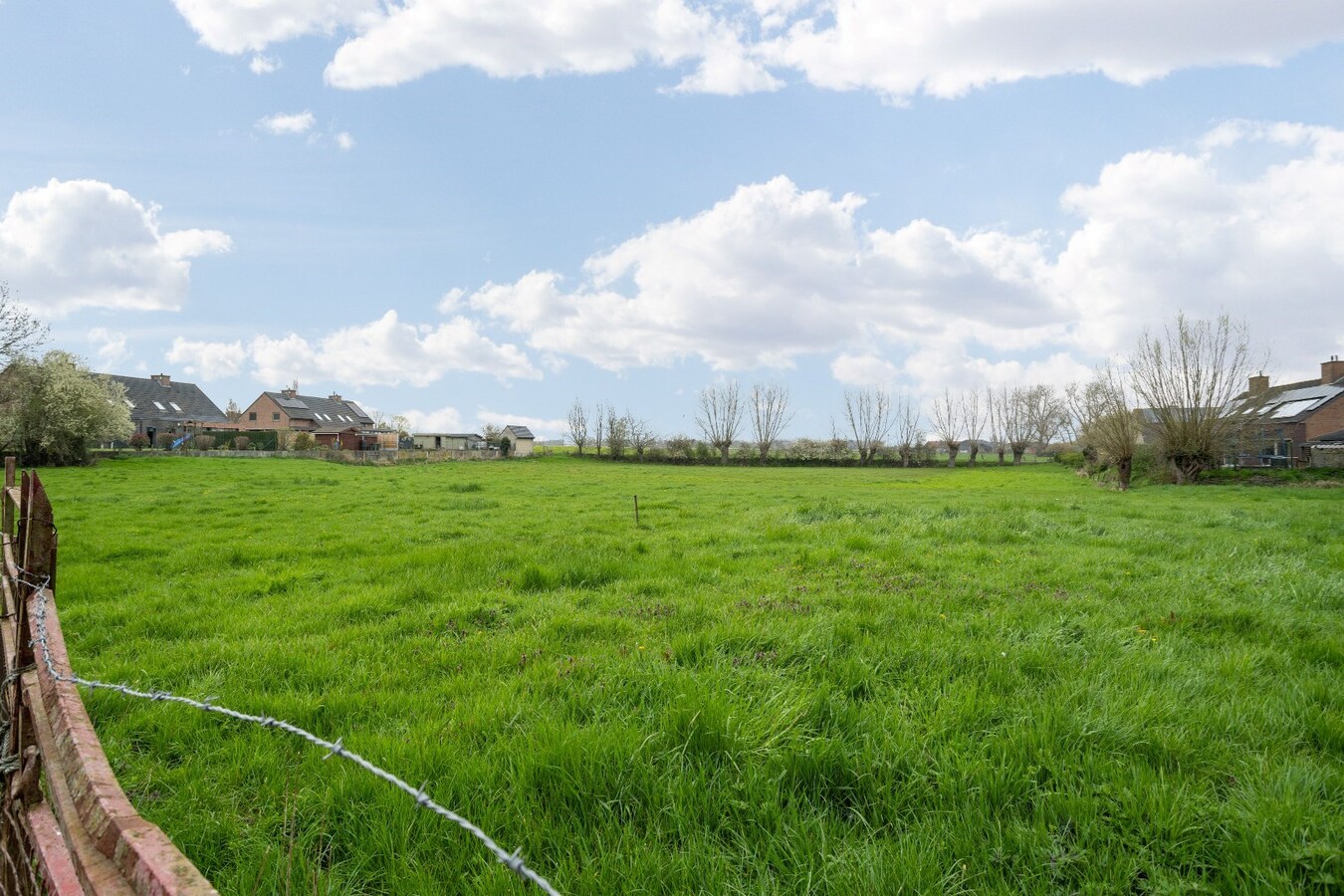 Hoeve uit wederopbouwperiode, gelegen in de dorpskern van Voormezele 