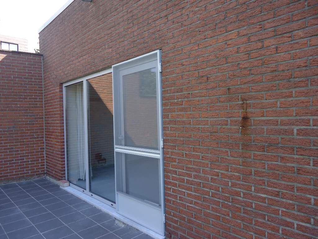 Handelsgelijkvloers met 2 winkels, kantoren, parking 