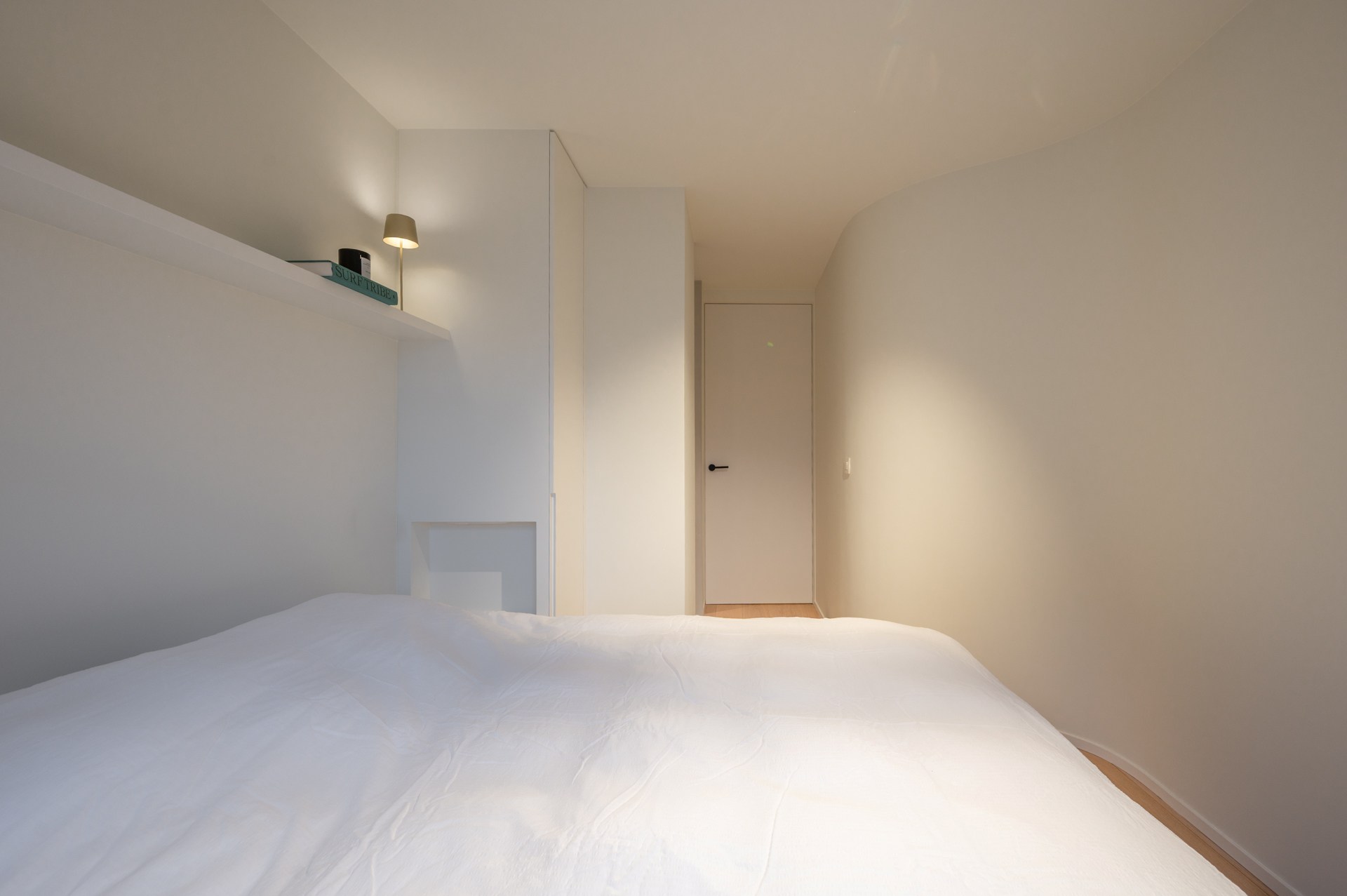 Prachtig gerenoveerd 2 slaapkamerappartement met zijdelings zeezicht centraal gelegen vlakbij de Lippenslaan te Knokke 