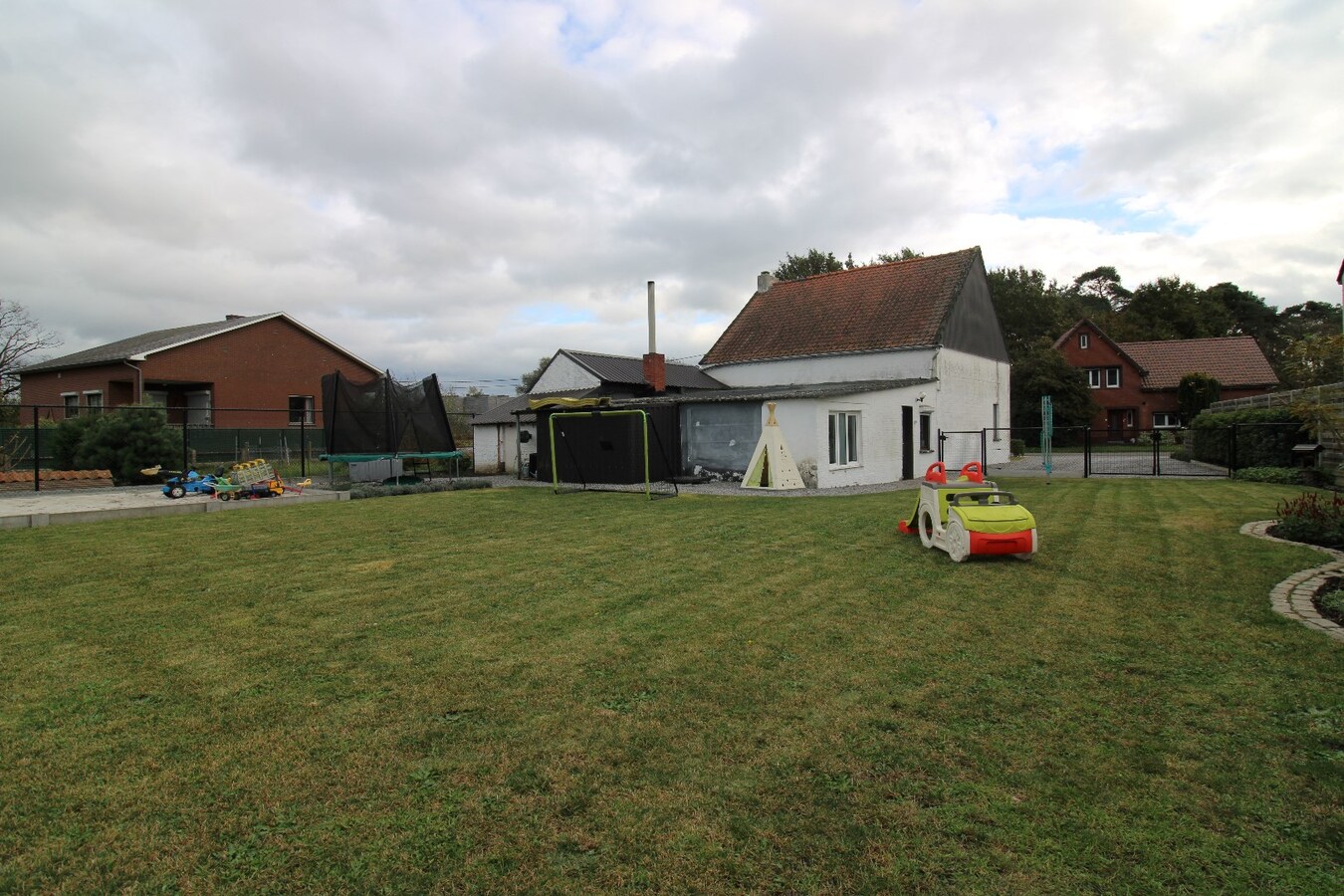 Zeer rustig gelegen open bebouwing op een prachtig perceel 