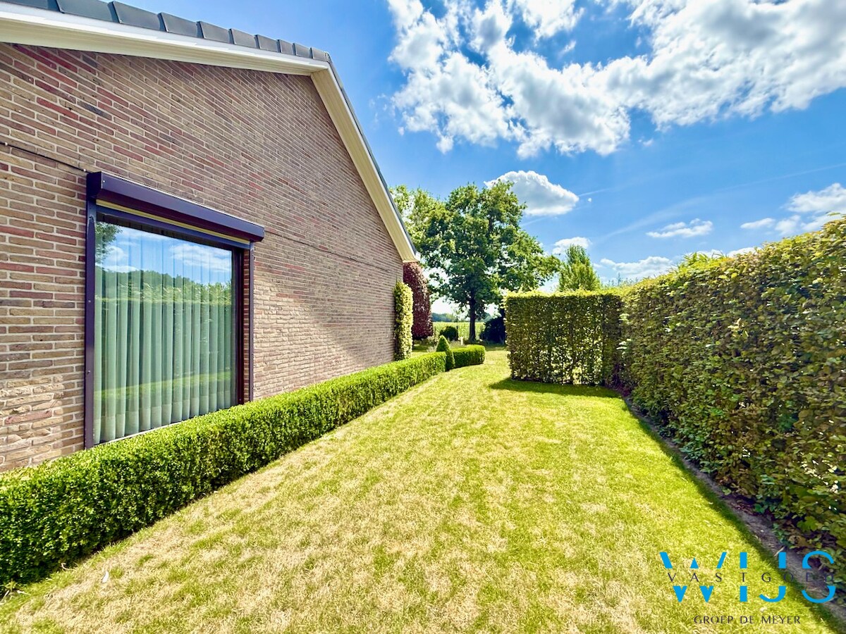 Ruime bungalow op 1000m² met prachtig uitzicht te Boekhoute ! 