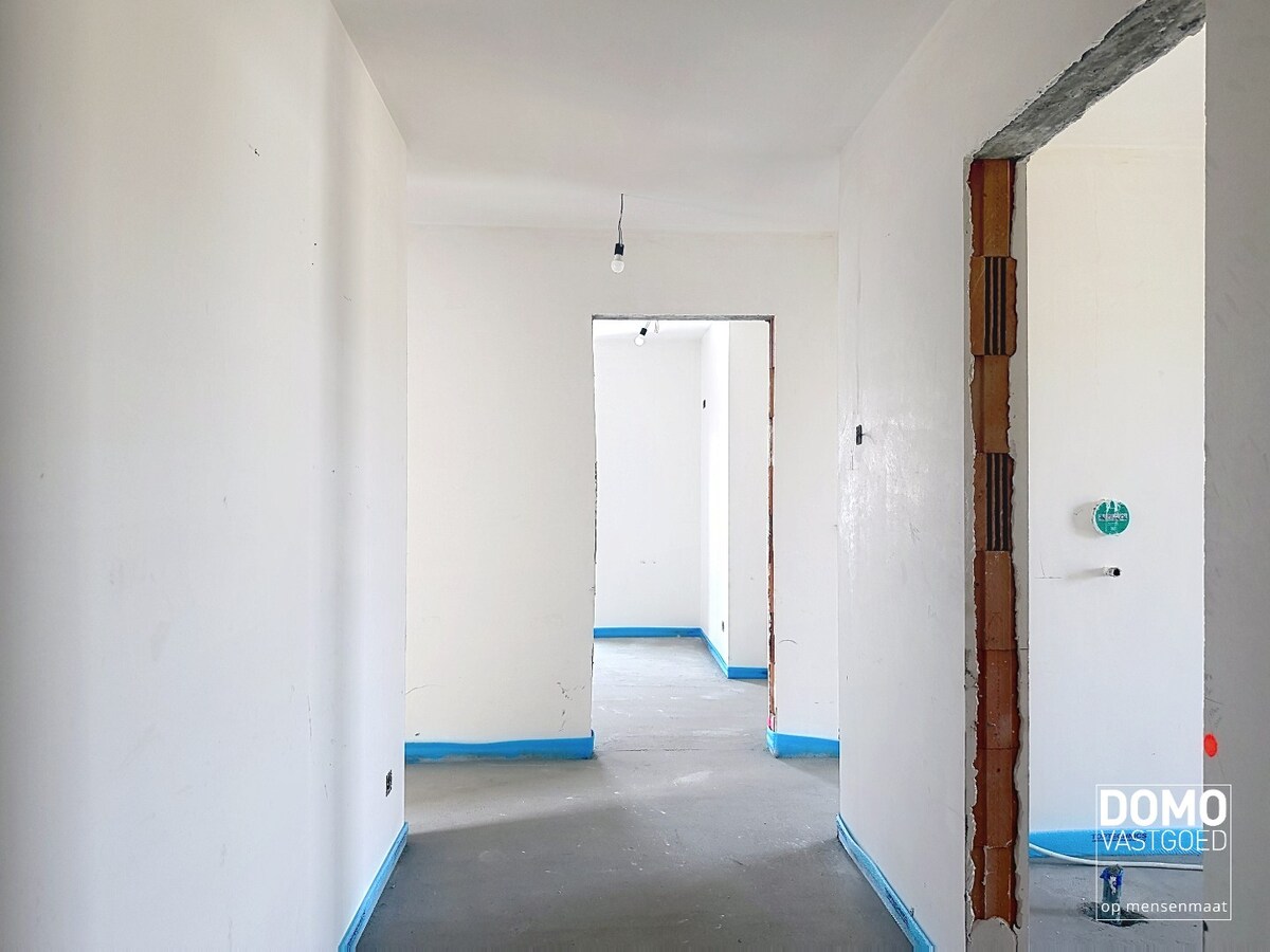 EXCLUSIEVE NIEUWBOUWONINGEN HALF OPEN BEBOUWING VOORZIEN VAN EEN HOOGWAARDIGE AFWERKING EN MET 4 SLAAPKAMERS, TUIN EN CARPORT TE KERMT 
