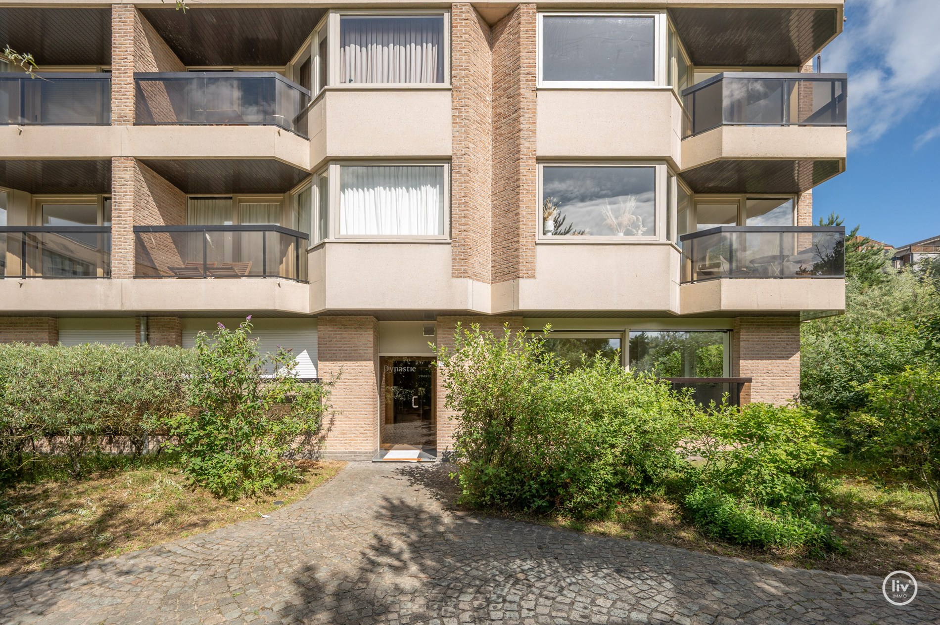 Magnifique appartement rénové de 2 chambres avec de belles vues sur le parc Yzer à Knokke. 