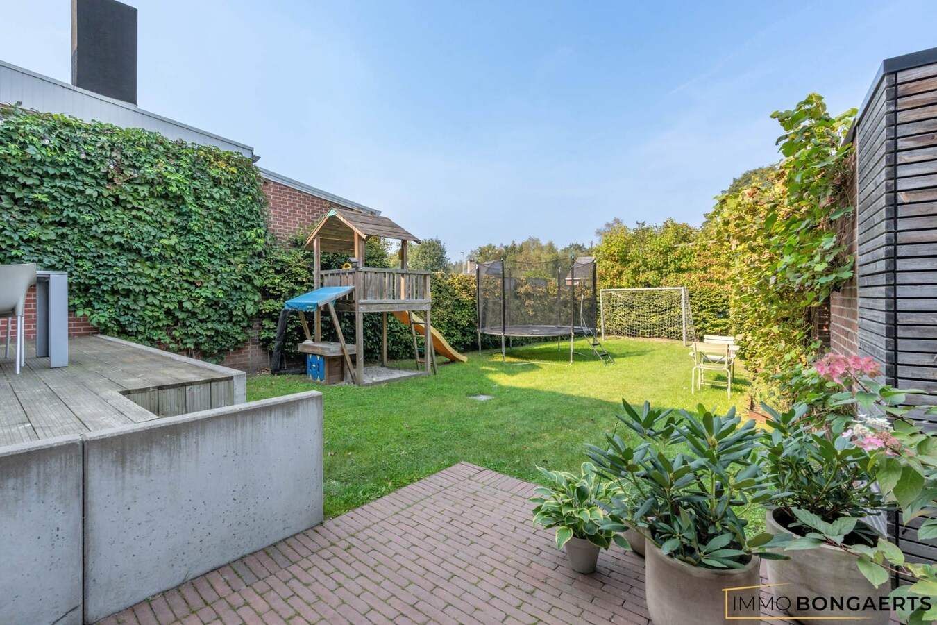 Ruime woning met garage, tuin en drie slaapkamers 