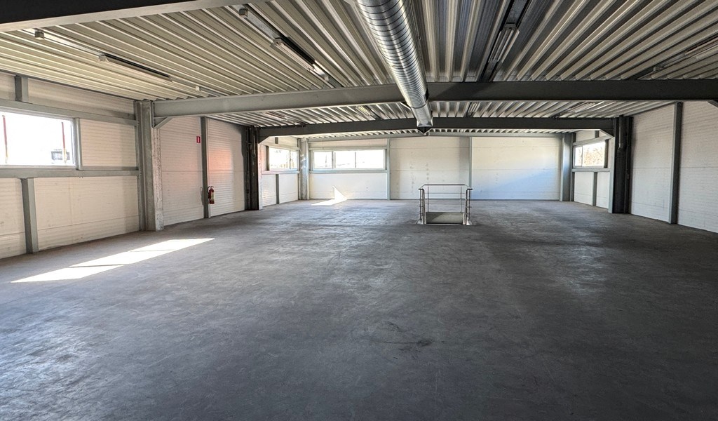 Commercieel gelegen showroom met magazijn te huur in Wetteren