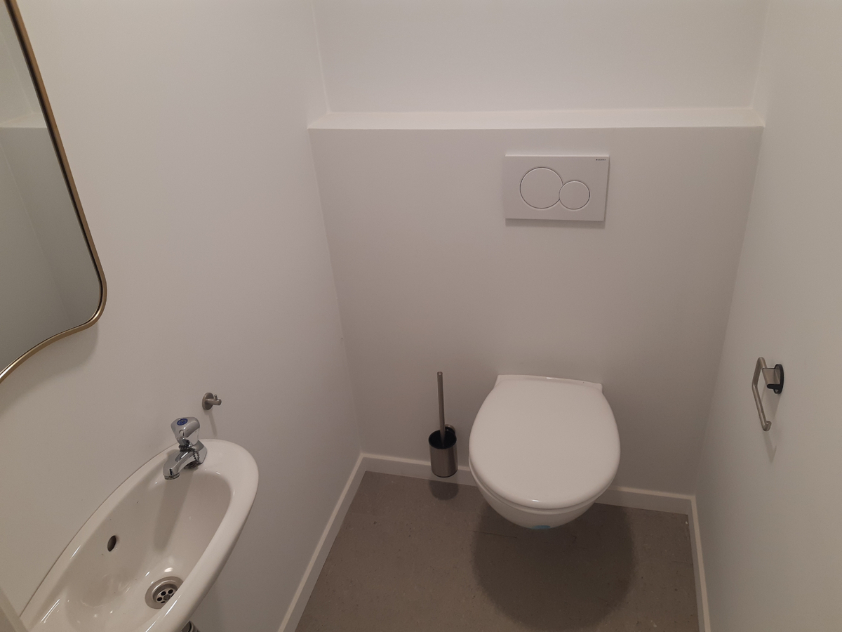 Gerenoveerde woning met weide en loods. 