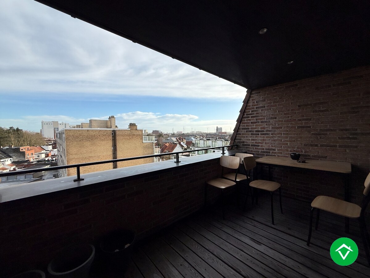 Instapklaar dakappartement met 4 slaapkamers met 2 terrassen en autostaanplaats te Roeselare 