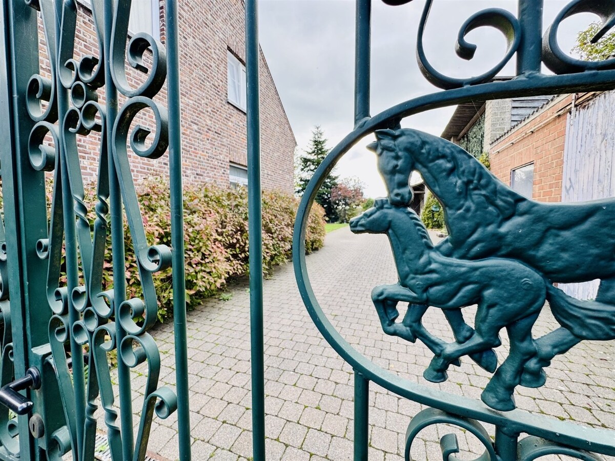 Unieke hoeve met woonst, 3 appartementen en paardenstallen op een ruim perceel van ca 1,2ha te Dilsen-Stokkem 