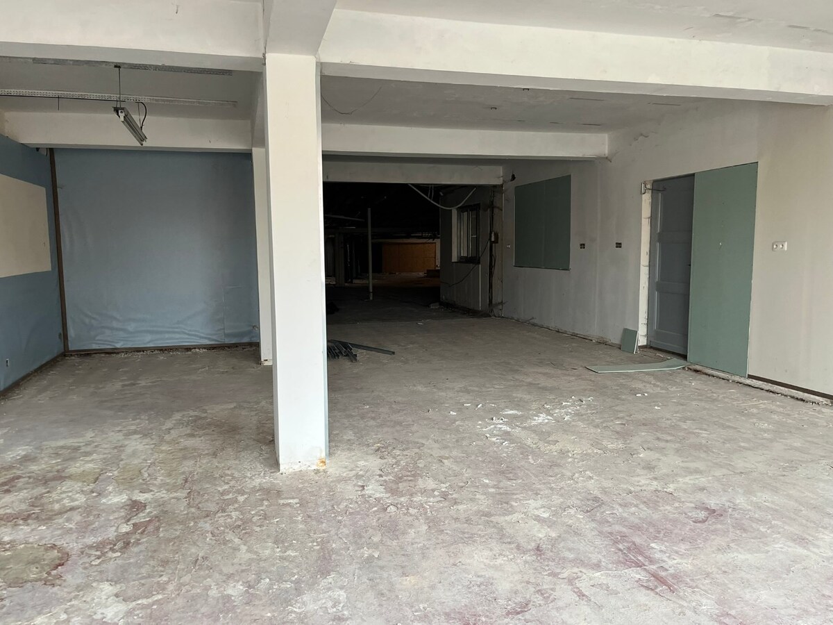 Handelsgelijkvloers met opslagruimte, weiland en achteringang 