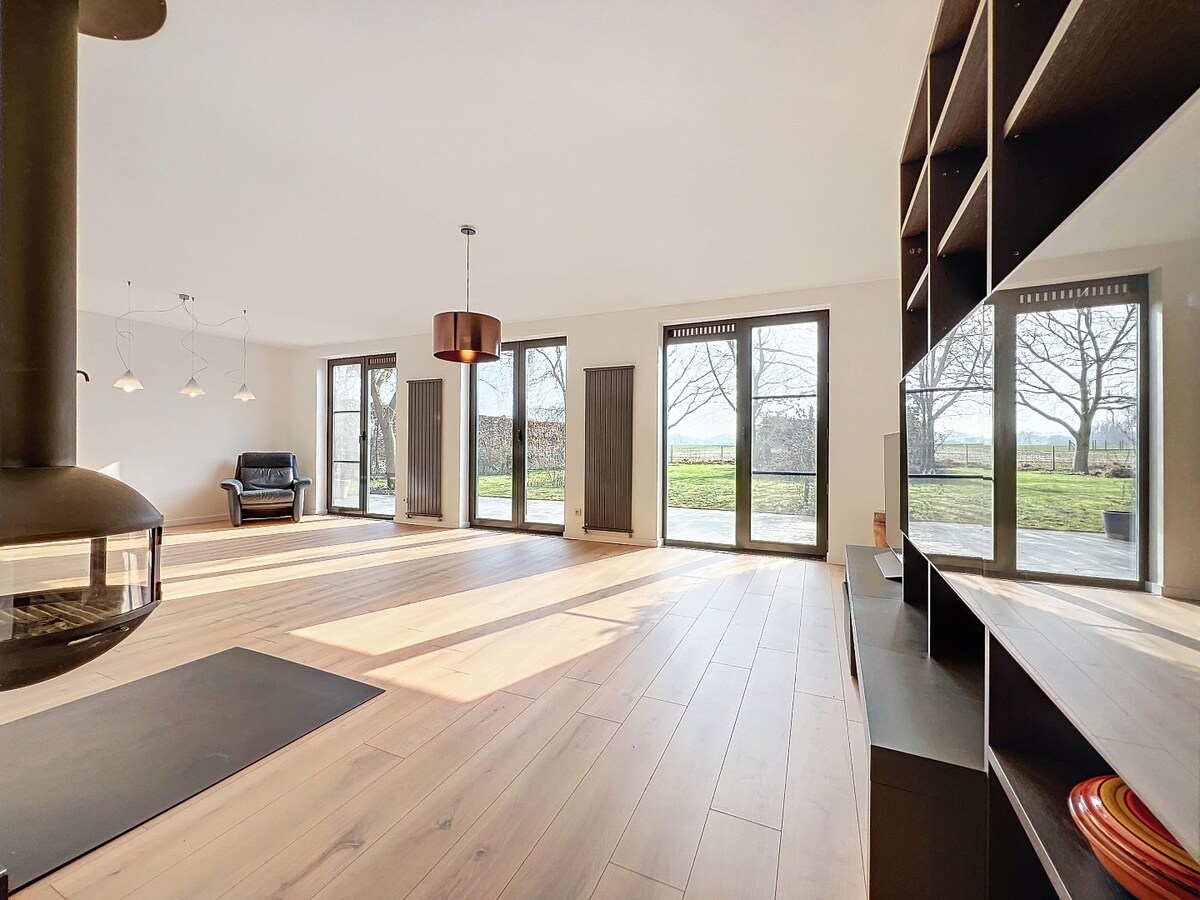 Ruime villa met unieke architectuur en tuin te Tollembeek 