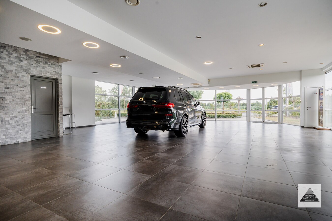 Schitterende showroom 280 m² (+ kantoren), op 2,4 km van de nieuwe Mc Donalds. 