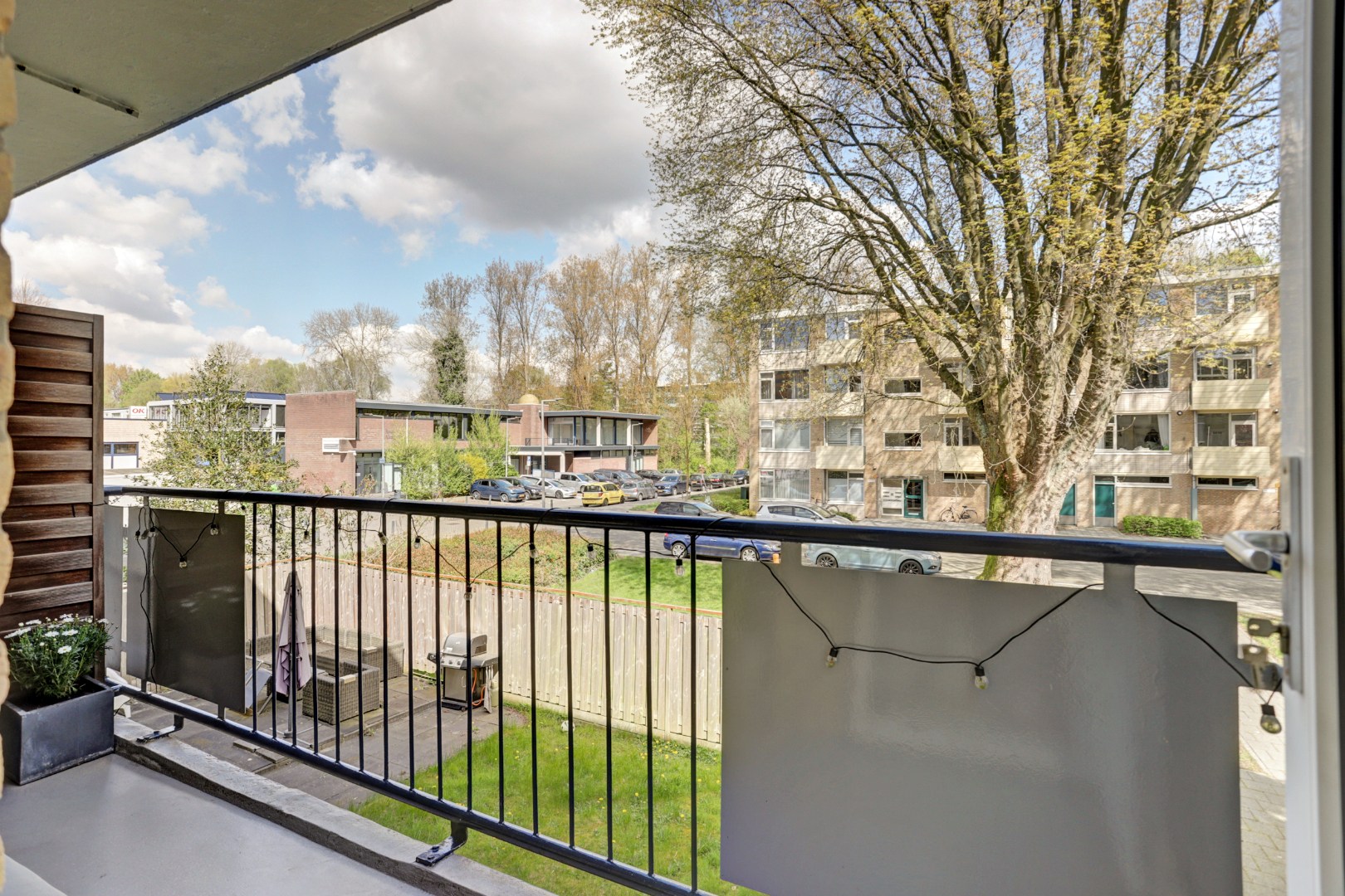 Instapklaar 3-kamer appartement op de 1e verdieping met keurige keuken en badkamer, 2 balkons, berging in de onderbouw en is gelegen op eigen grond. 