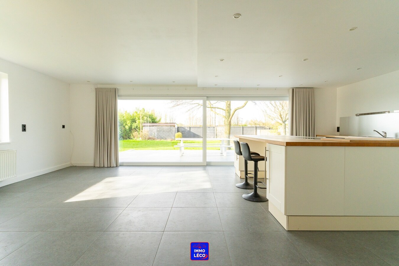 Villa "Semi Plain-Pied" érigée sur 1600m², grand parking, garage, jardin, COUP DE COEUR ! 