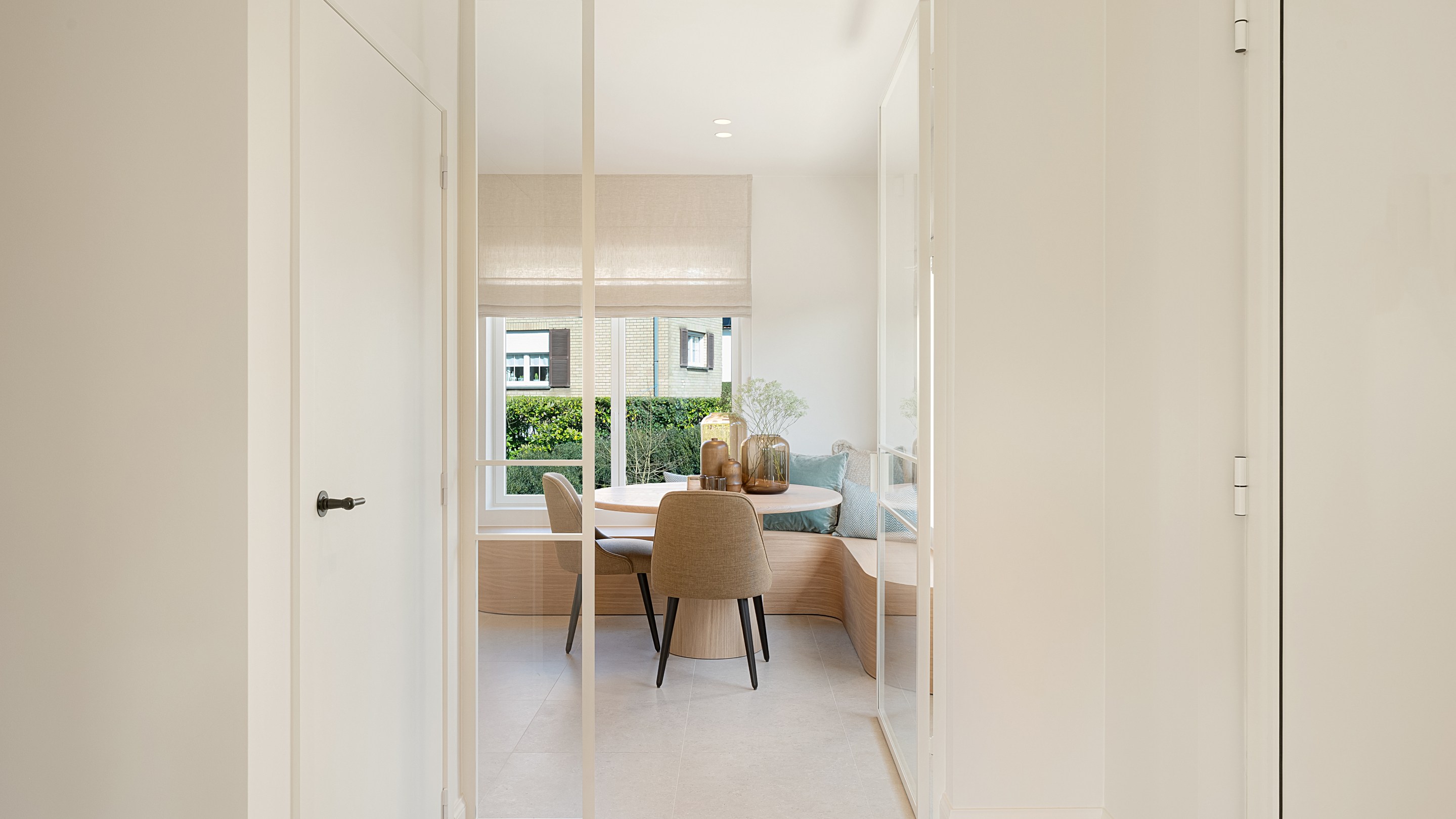 Op een uitmuntende locatie in Duinbergen, op wandelafstand van het strand en de duinen, bevindt zich deze prachtig en hoogwaardig gerenoveerde koppelvilla. 