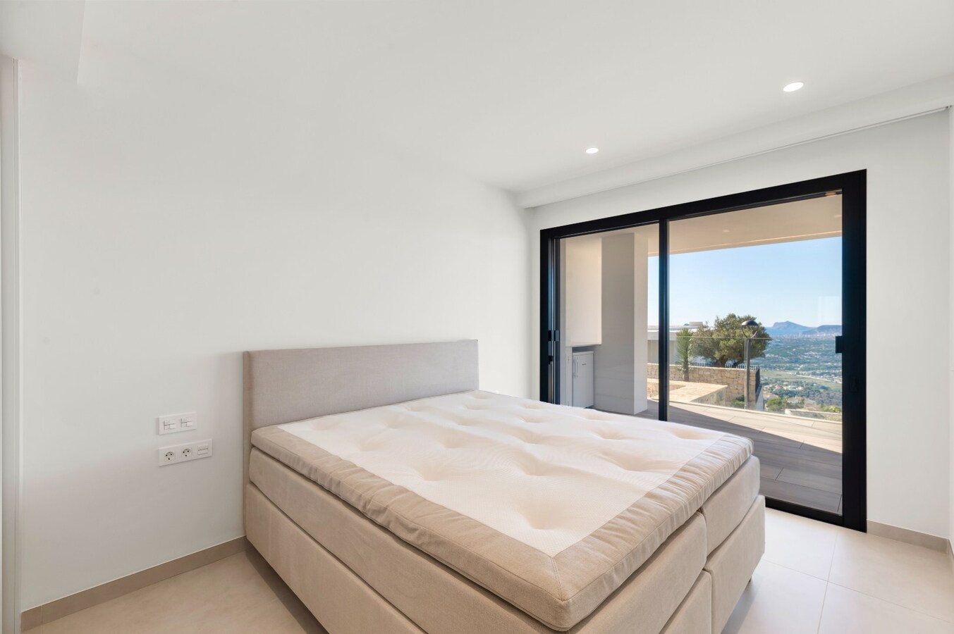 Een uitzonderlijke villa waar luxe, licht en panoramische waterzichten samenkomen. 