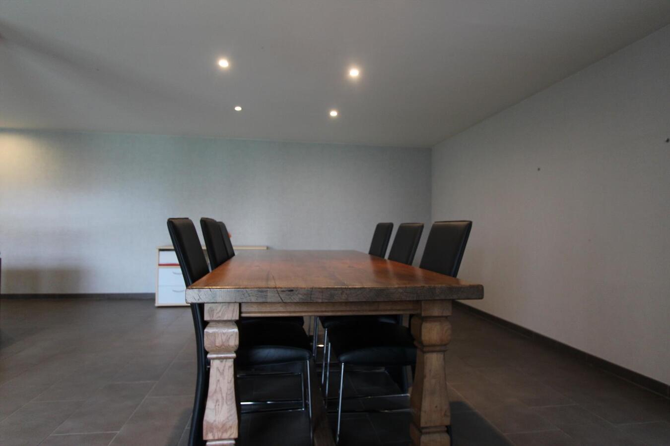 Ruime alleenstaande woning met 5 slaapkamers en garage te Koekelare 