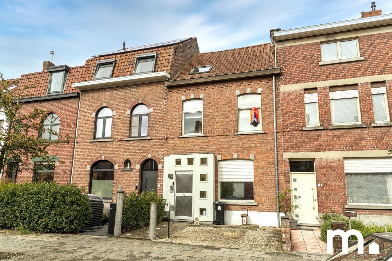 Karaktervolle architectenwoning met tuin en oprit te Kortrijk ! TOPligging ! 