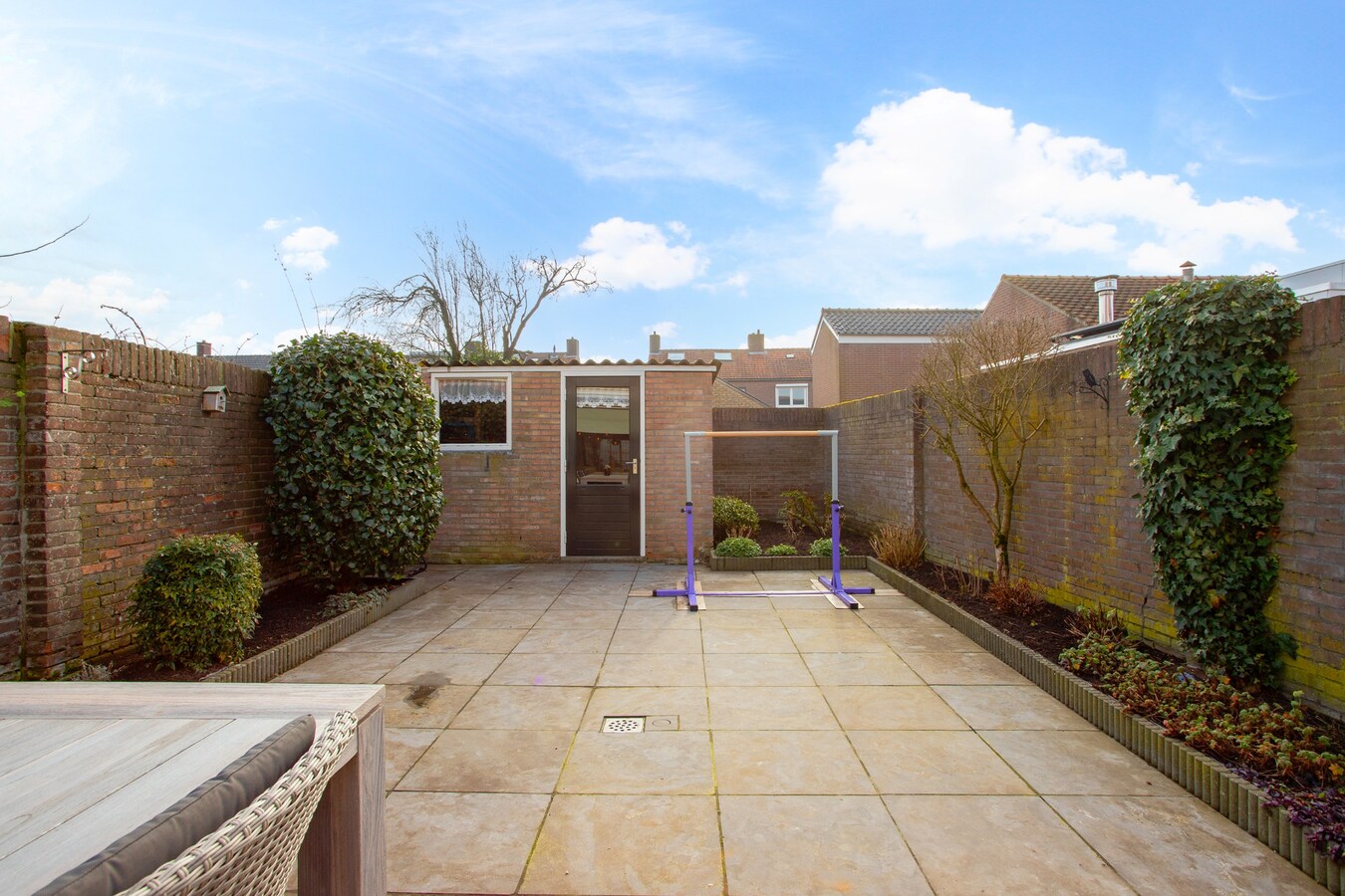 Welkom in deze verrassend ruime en charmante hoekwoning nabij het centrum van Reusel! 