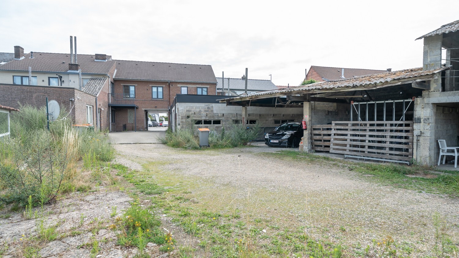 Te renoveren bergruimte + parkeerplaatsen langs doorgangsweg! 