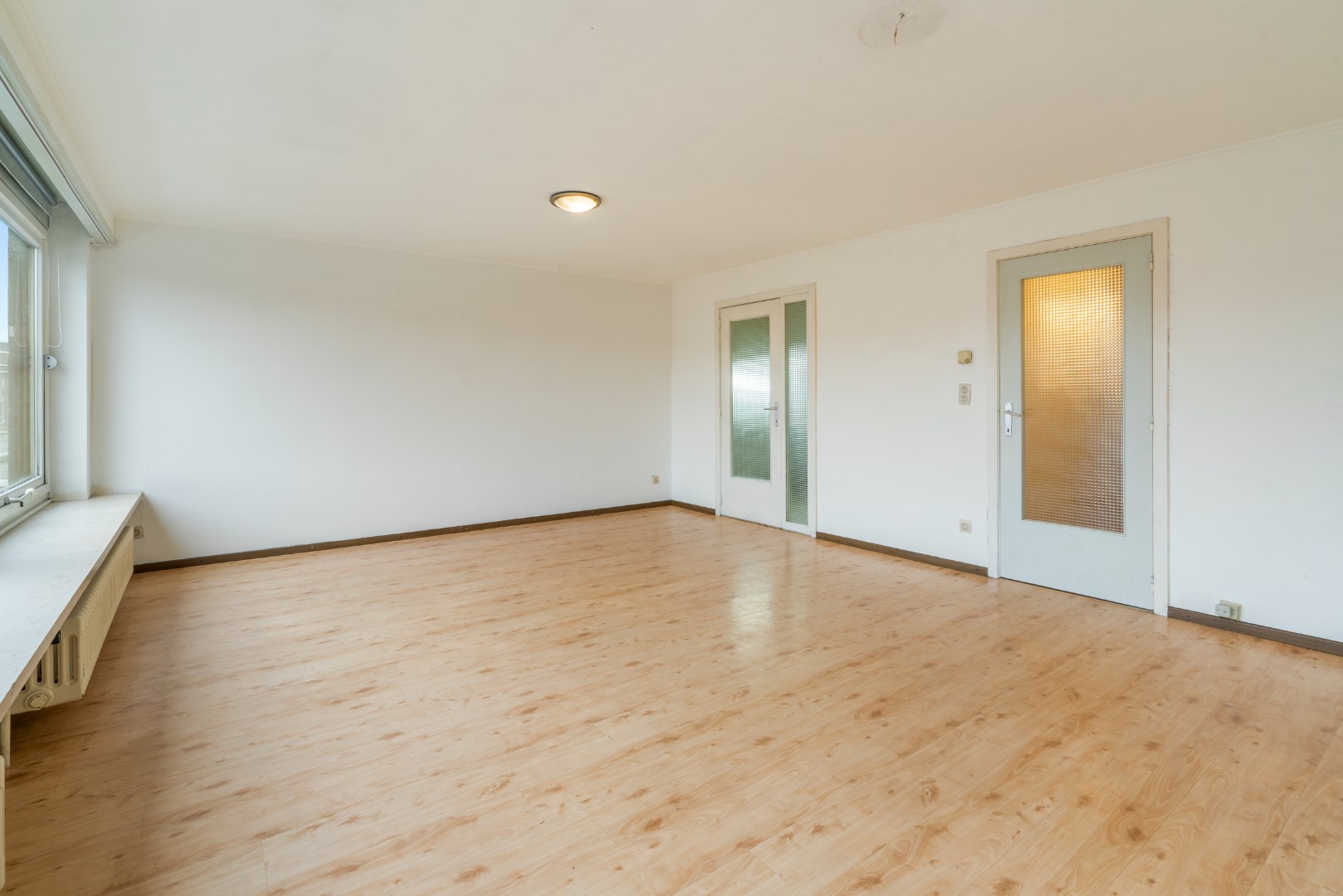 Te renoveren 2 slaapkamer appartement op eerste verdieping 