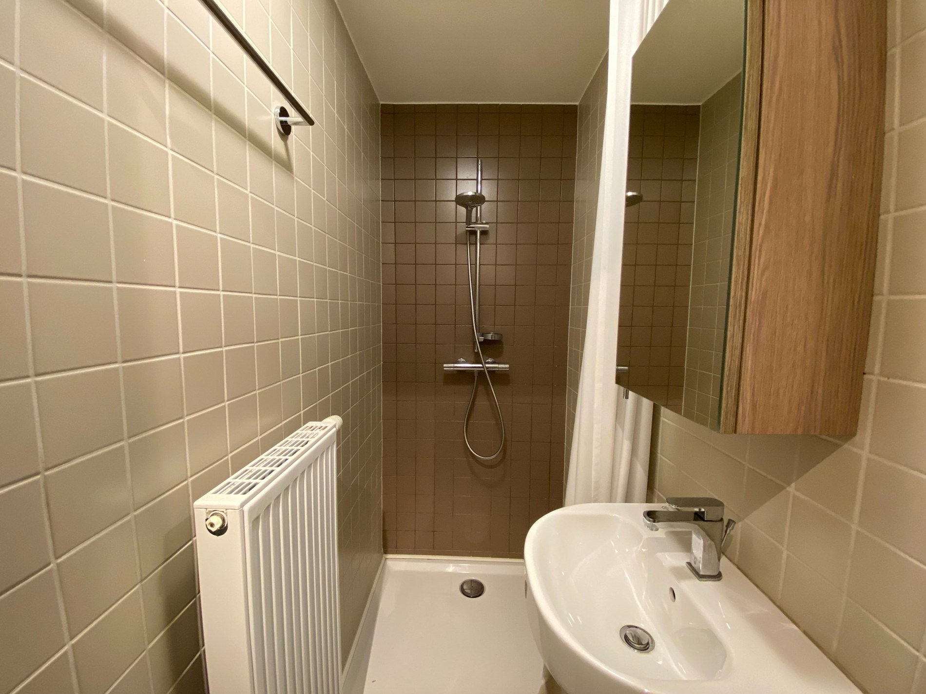 Appartement en duplex avec 3 chambres à coucher complètes et deux grandes terrasses ensoleillées offrant une vue dégagée, situé du côté ensoleillé de l'avenue Lippens. 