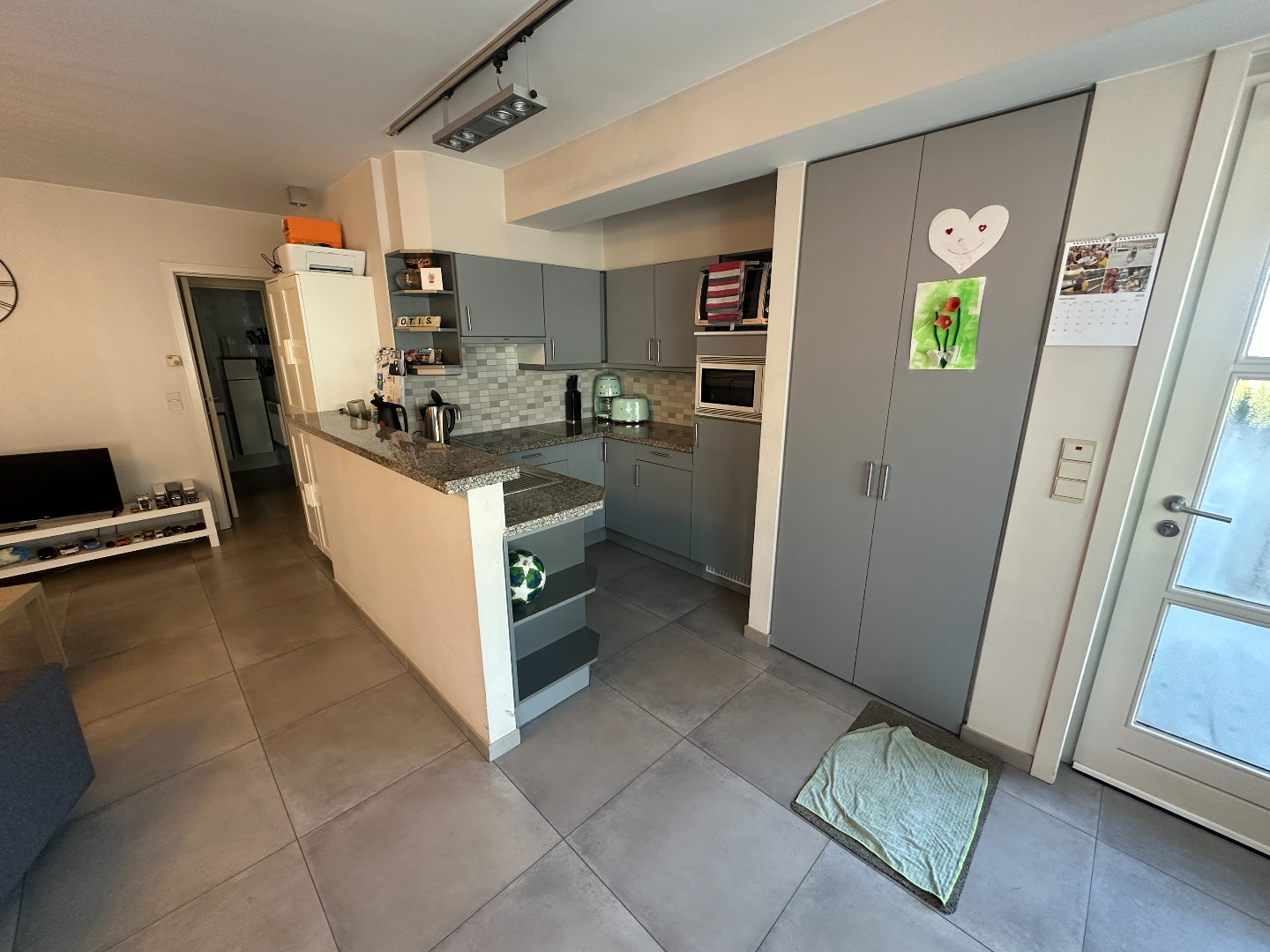 Instapklare handelsruimte met 2-slaapkamer appartement en garage, centrum Koekelare 
