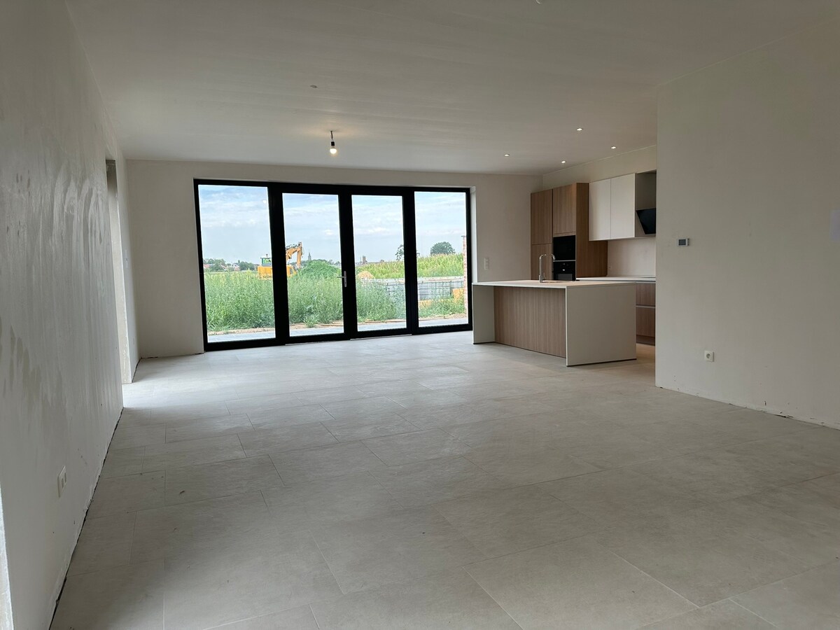 Nieuw gelijkvloers appartement met terras en tuintje 