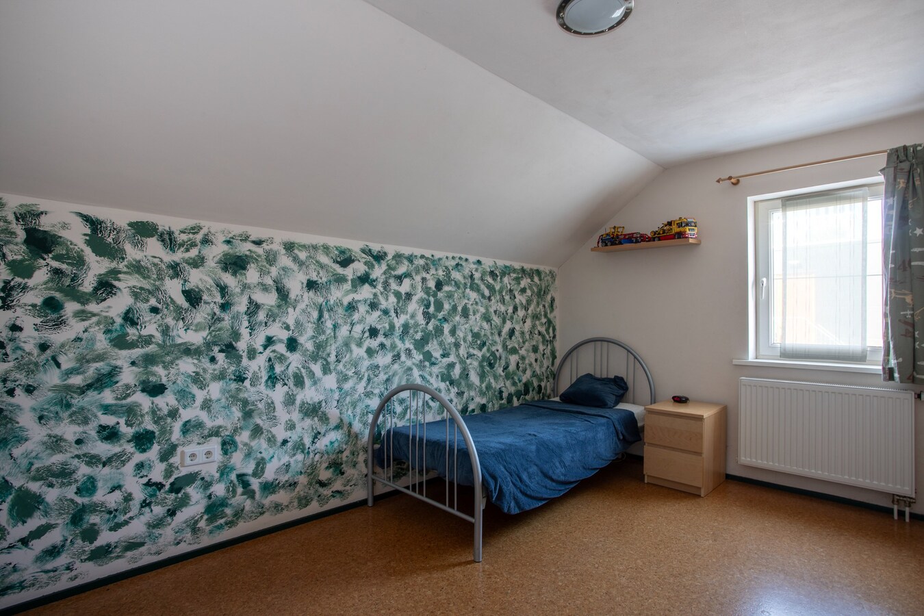 Uitgebouwde vrijstaande woning met berging gelegen op een perceel van 561 m2. 