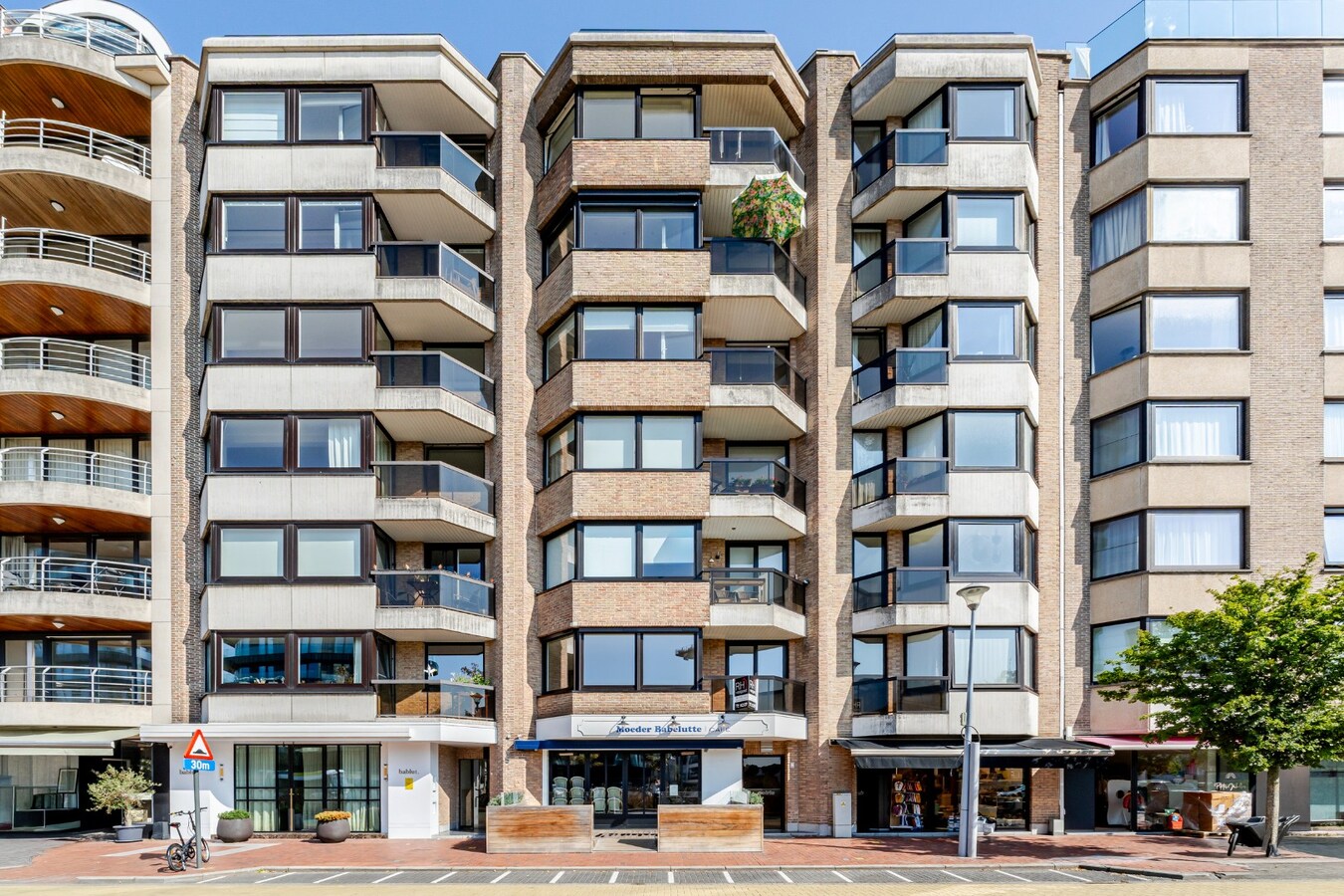 Totaal gerenoveerd appartement met open zicht en uitzonderlijke terrassen op topligging in Heist. 