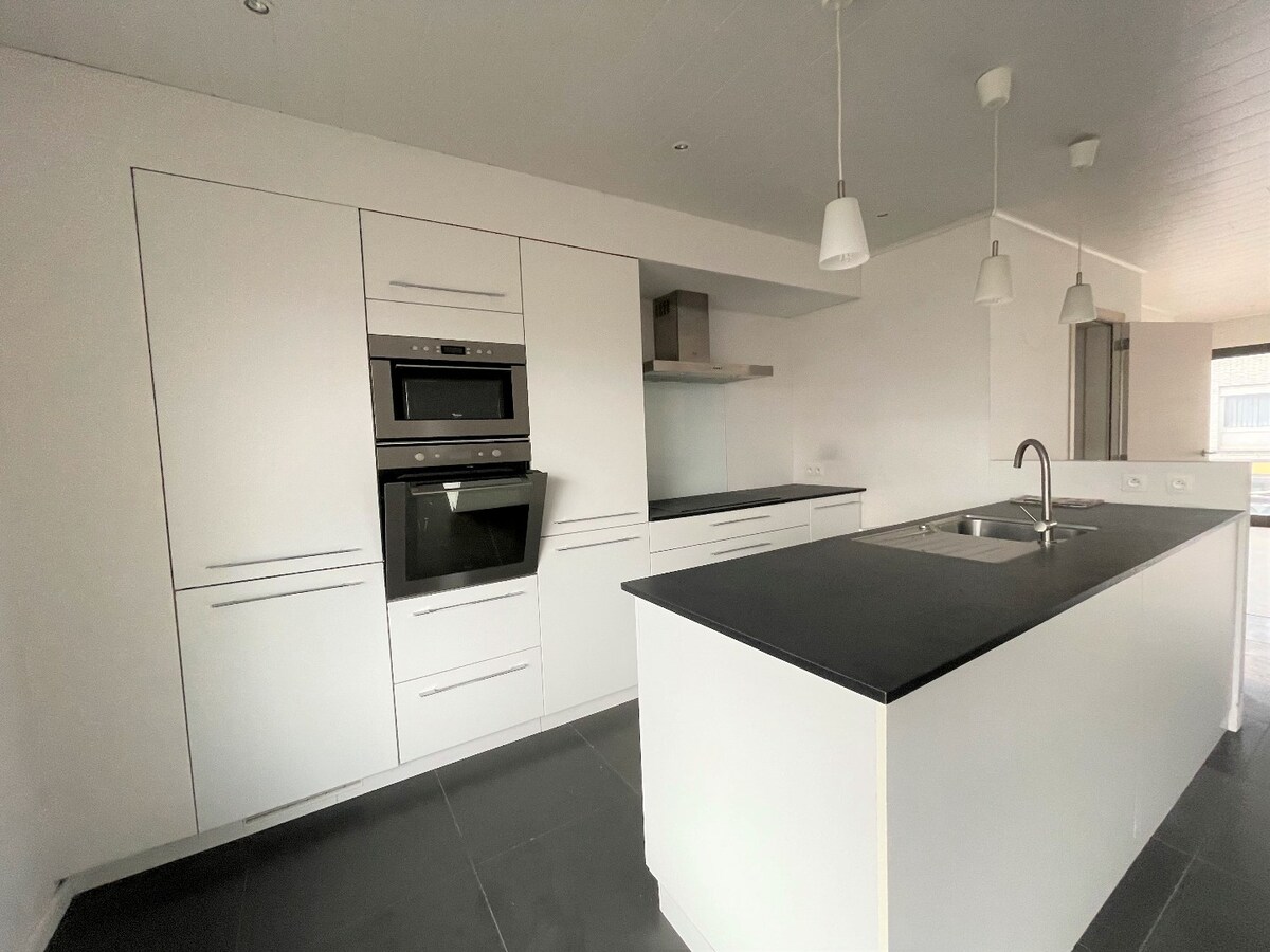 Ruime  woning met 4 slaapkamers en terras in centrum Tielt 