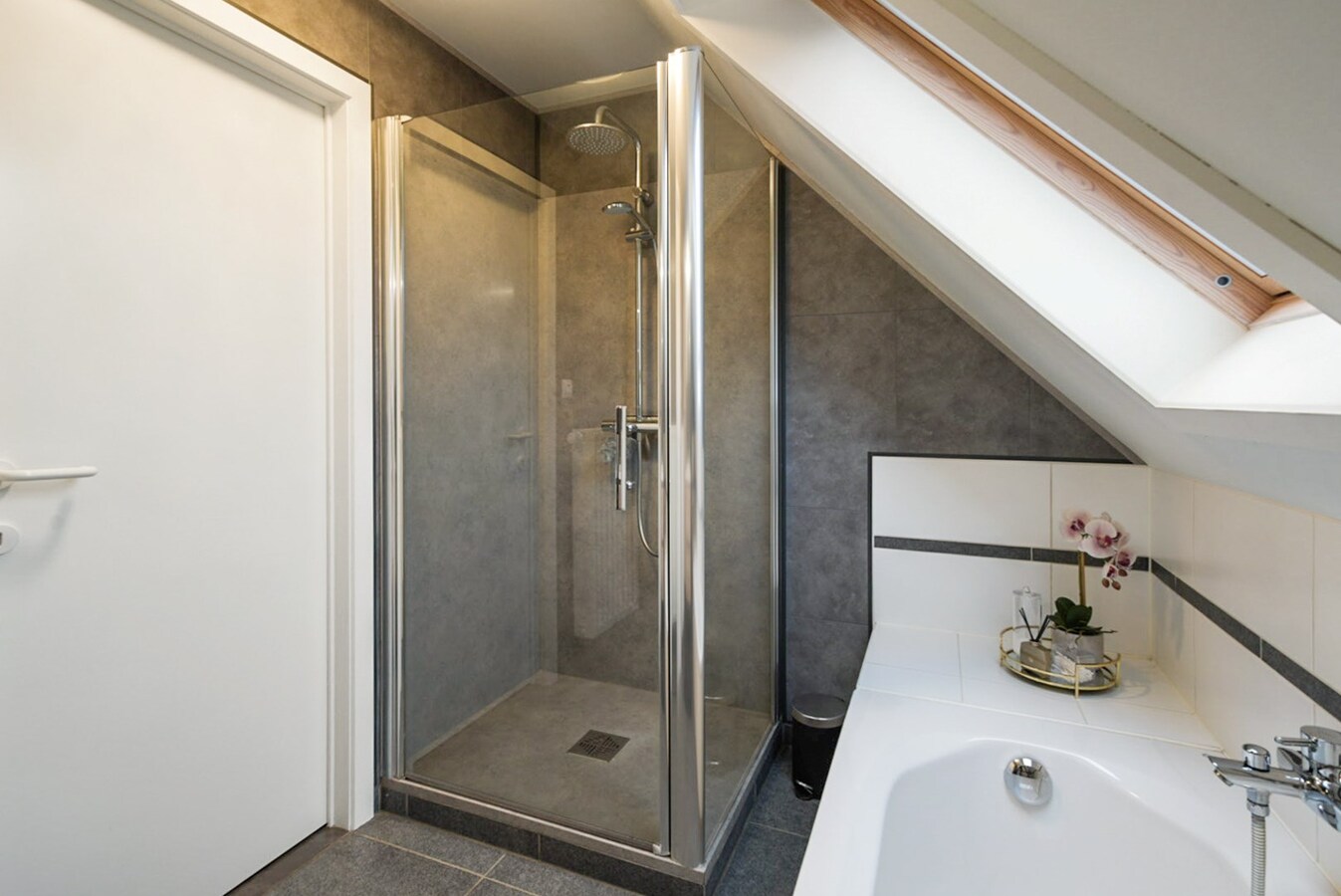 Verrassend ruime, recente woning met 4 slaapkamers en garage 