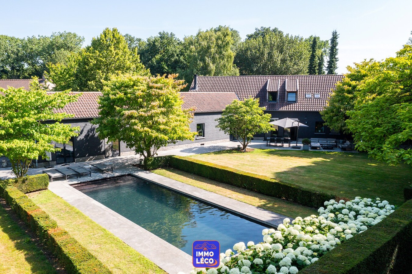 Villa semi Plain-Pied érigée sur 4592m², piscine, 4 garages, parking 10 voitures, ... COUP DE COEUR assuré ! 
