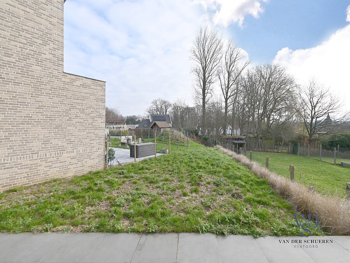 Recente pastorijwoning in hartje Dikkelvenne. 