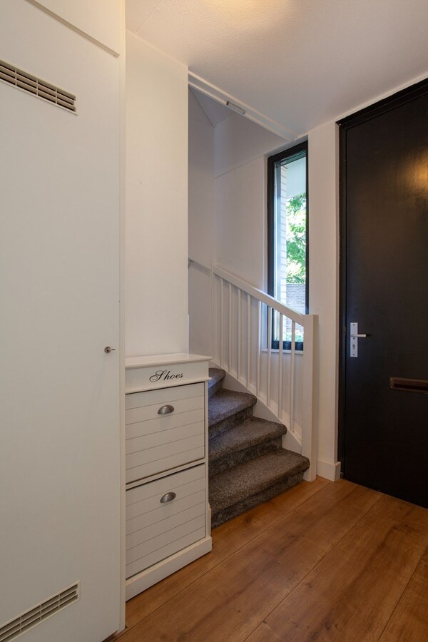 Instapklare en uitgebouwde tussenwoning op rustige locatie. 