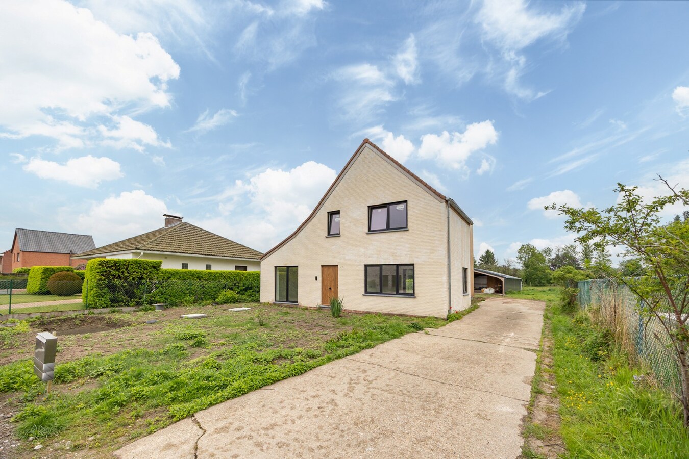 Vernieuwbouwwoning met ruim nieuwbouwmagazijn van 155 m² 