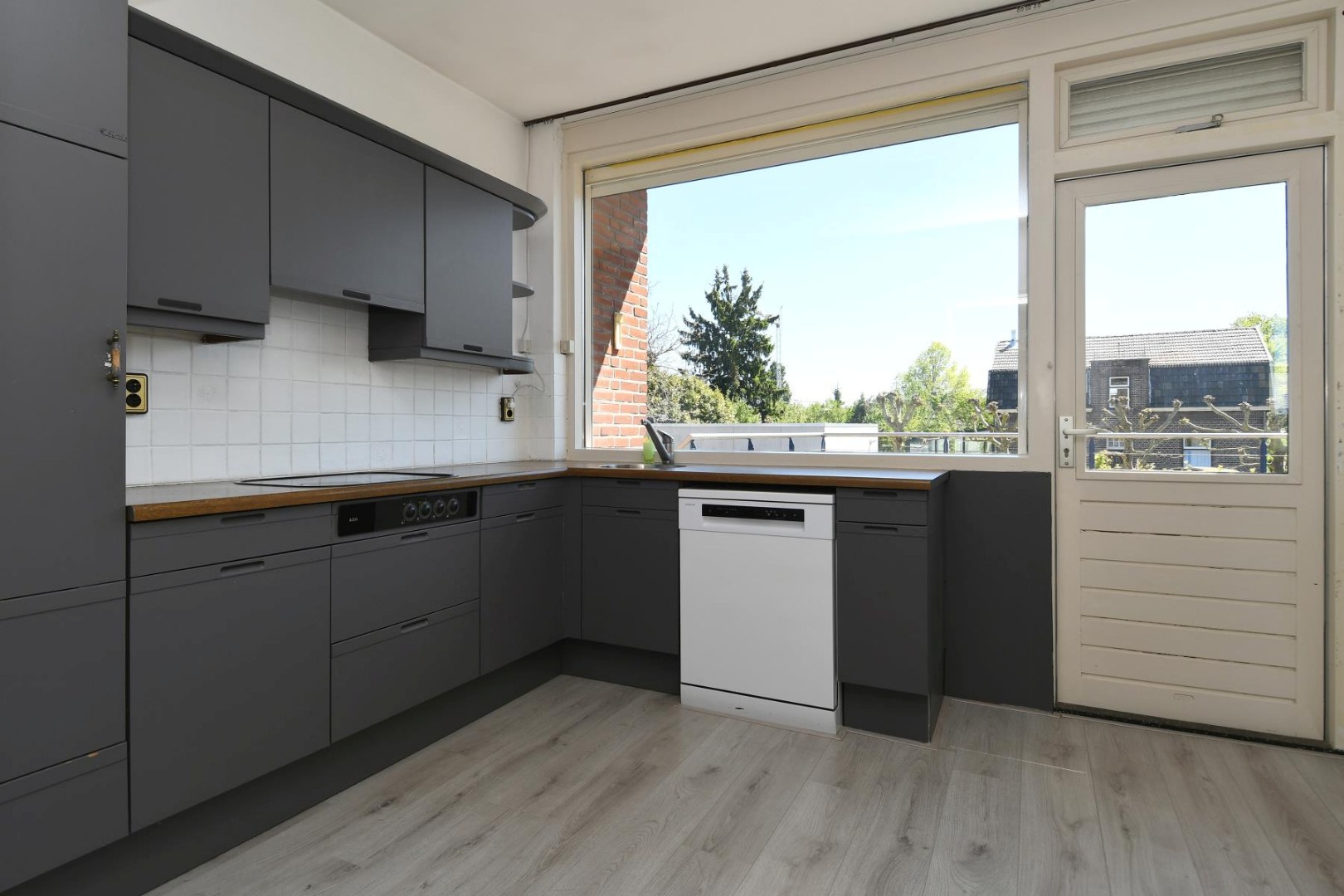 Verrassend ruime levensloopbestendige woning met vier slaapkamers, terras en souterrain met ruime hobbyruimte en inpandige garage. 