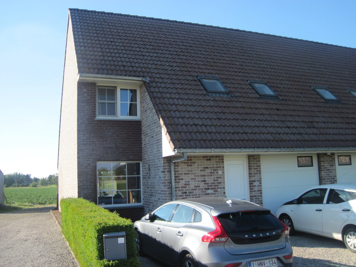 Degelijke woning met terras, tuintje én inpandige garage. 