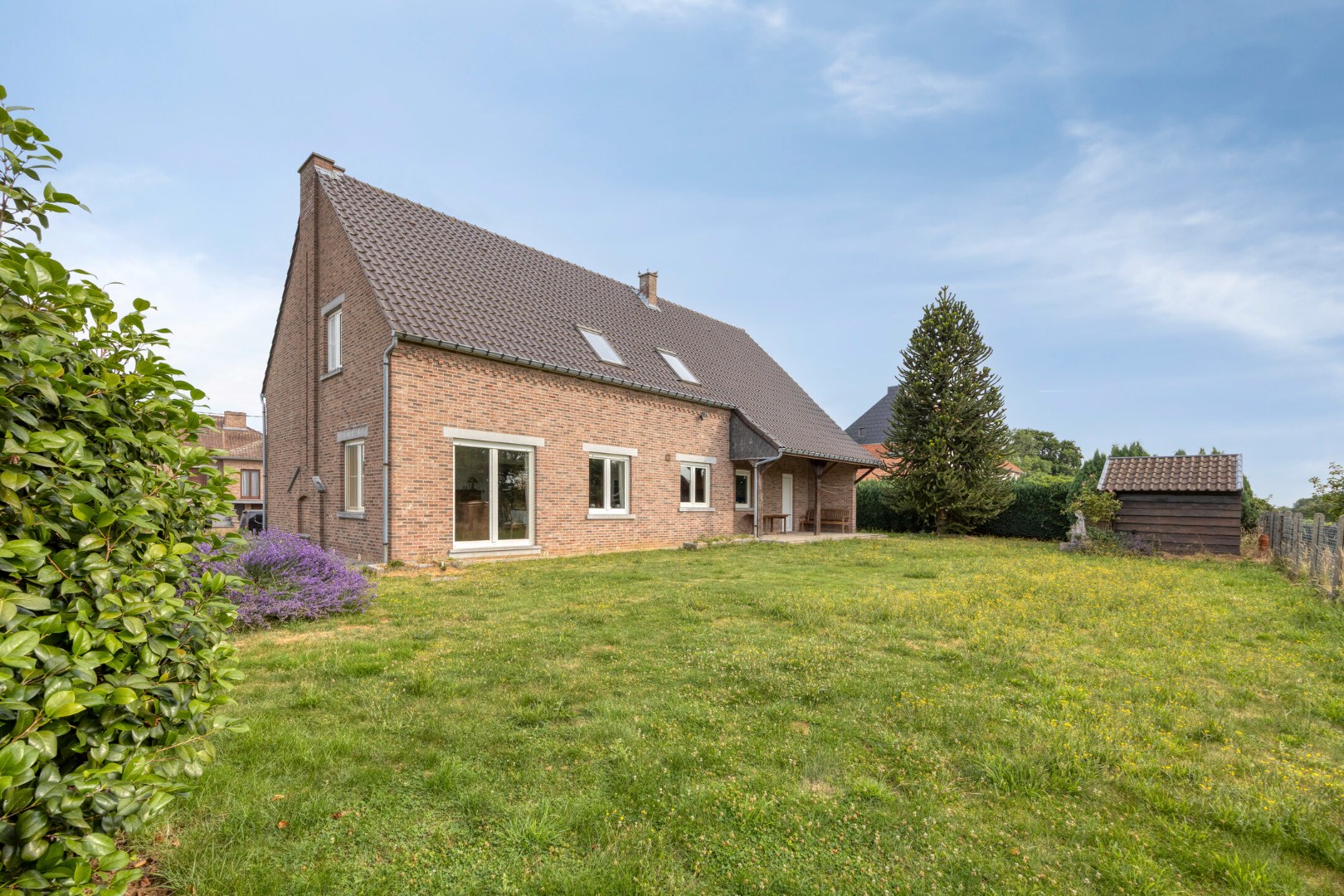 Tuin met achtergevel en tuinberging
