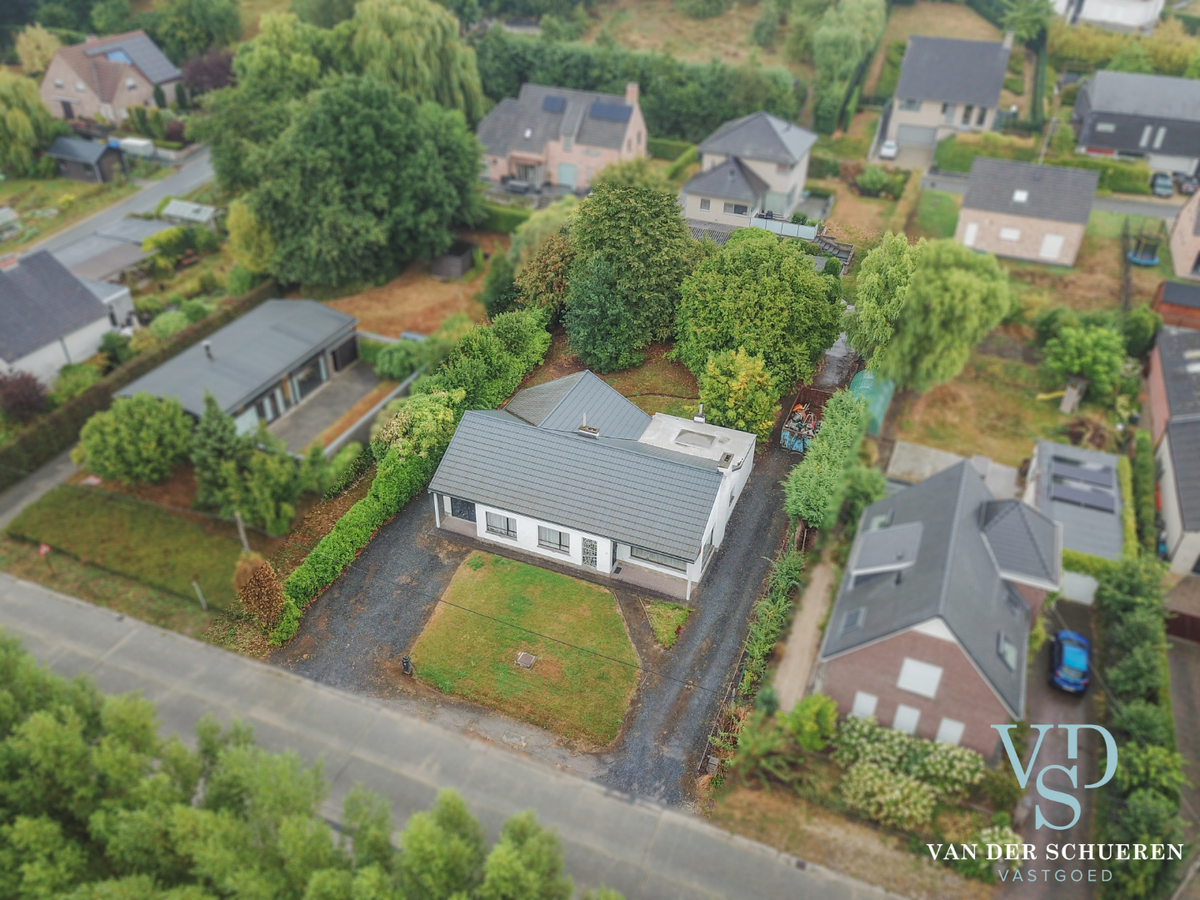 Bungalow met bijgebouw. 