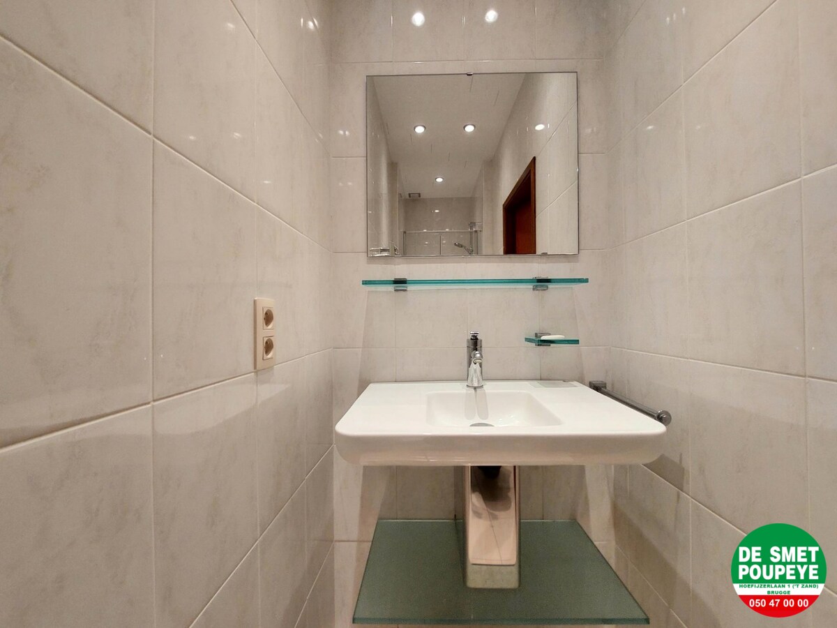 Gelijkvloersappartement met terras en garage 